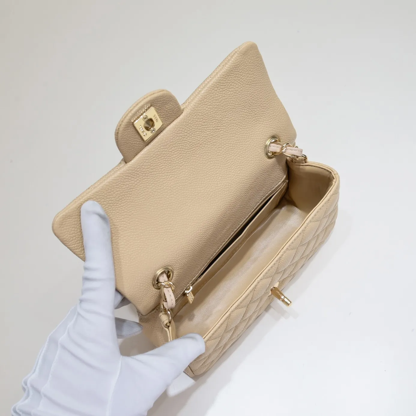 💰320￥Apricot💥CF versatile caviar cowhide🌹 Chanel💃🏻‼ ️Eternal classic style [shy] noble temperament💃🏻favorite of celebrities🌟soft leather and high-end👍counter hardware exquisite workmanship to reject defects [strong] both dazzling and feminine 😝[strong] luxurious and durable🌟size: 20*14*7cm style number 1116 reverse edge