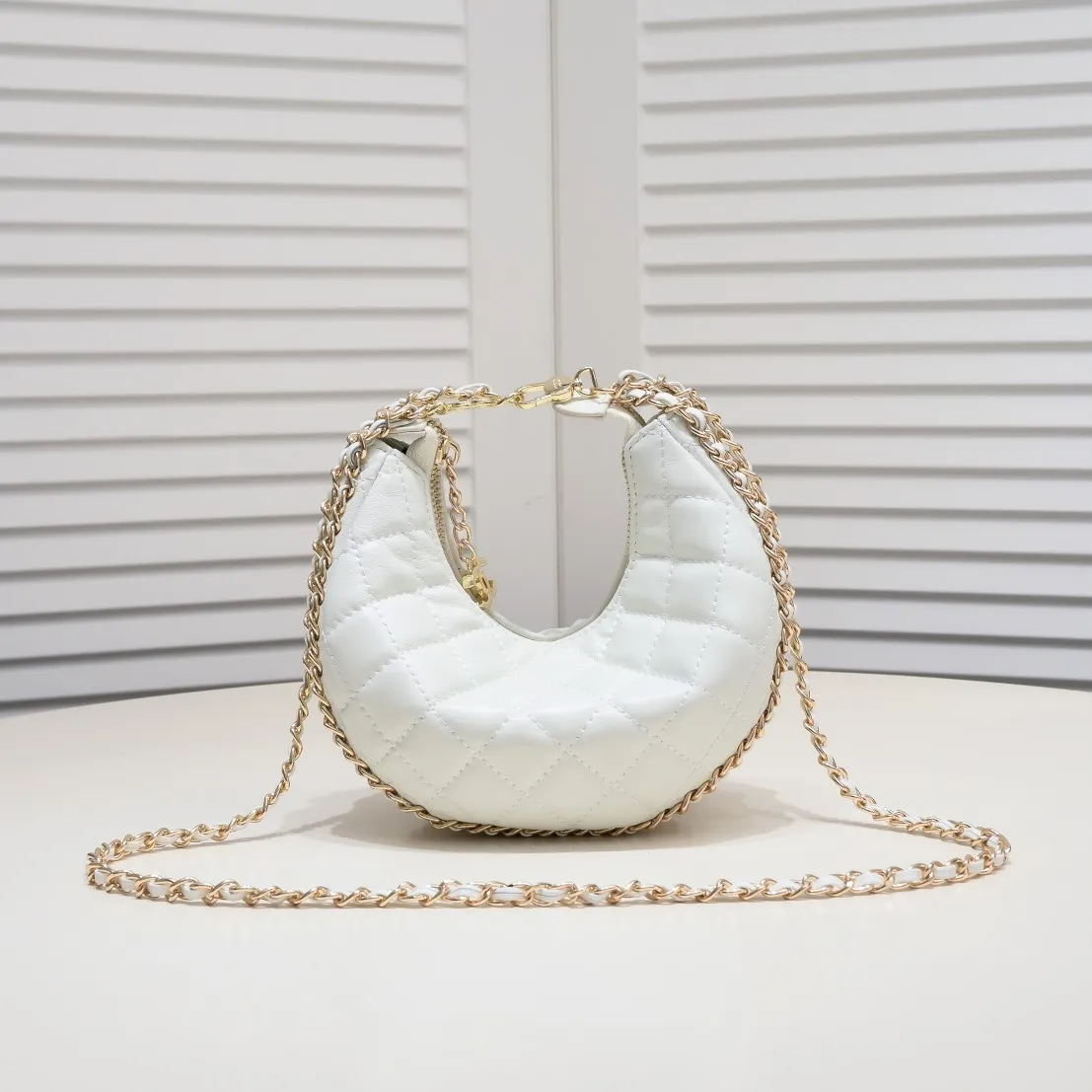💰360￥Chane1️⃣23p Moon Bag🌙🤍l A beautiful little waste bag that makes me fall in love at first sight. The hardware is light champagne gold and has a thin chain. The counter sister made it look like a little moon. I was immediately so cute that I felt soft. It deserves the first place in 23p small waste bag. As expected, the end of the bag purchase is not Hermès but Chanel seasonal model Al💕Style number: 8089 Large Size: 15X20X6cm
