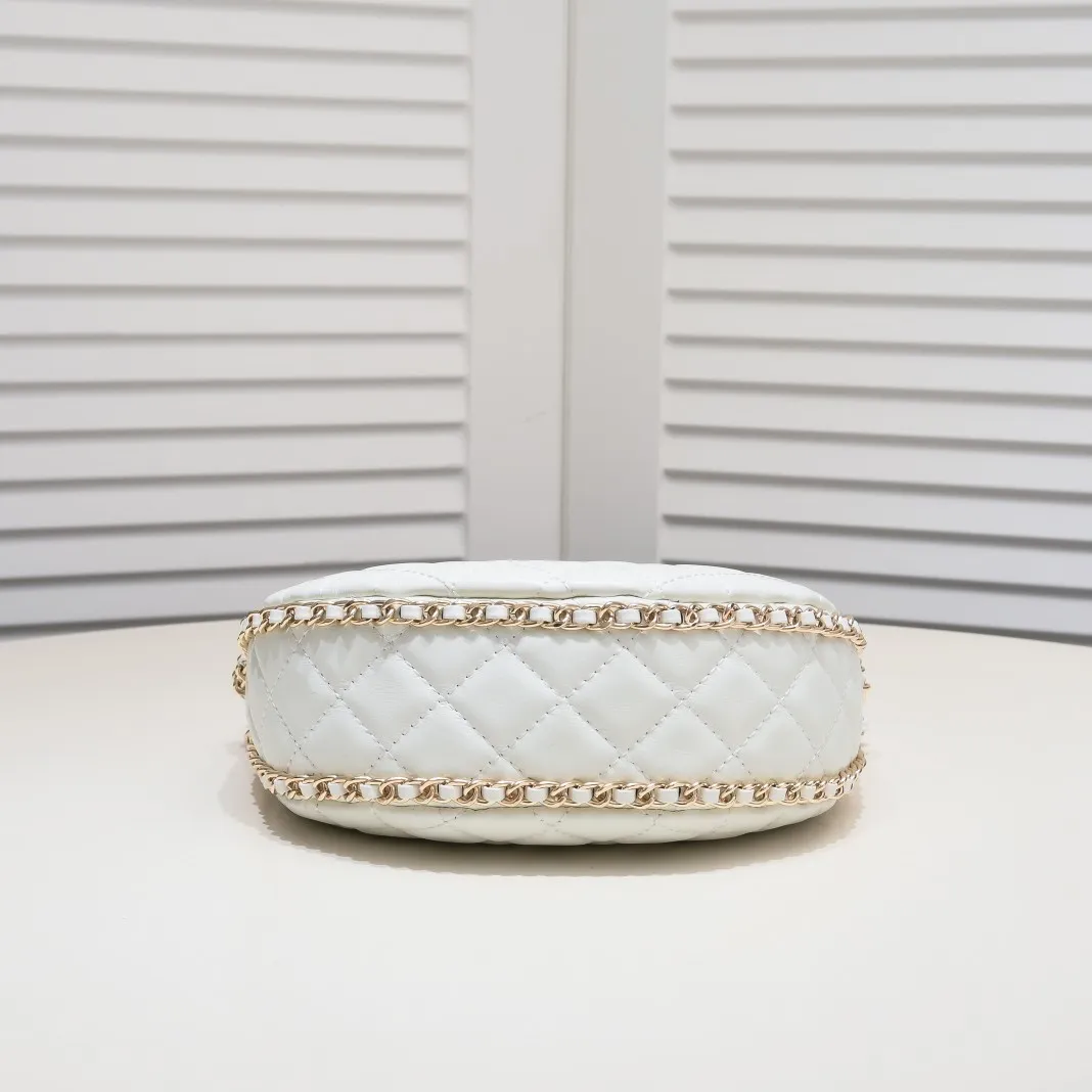💰360￥Chane1️⃣23p Moon Bag🌙🤍l A beautiful little waste bag that makes me fall in love at first sight. The hardware is light champagne gold and has a thin chain. The counter sister made it look like a little moon. I was immediately so cute that I felt soft. It deserves the first place in 23p small waste bag. As expected, the end of the bag purchase is not Hermès but Chanel seasonal model Al💕Style number: 8089 Large Size: 15X20X6cm