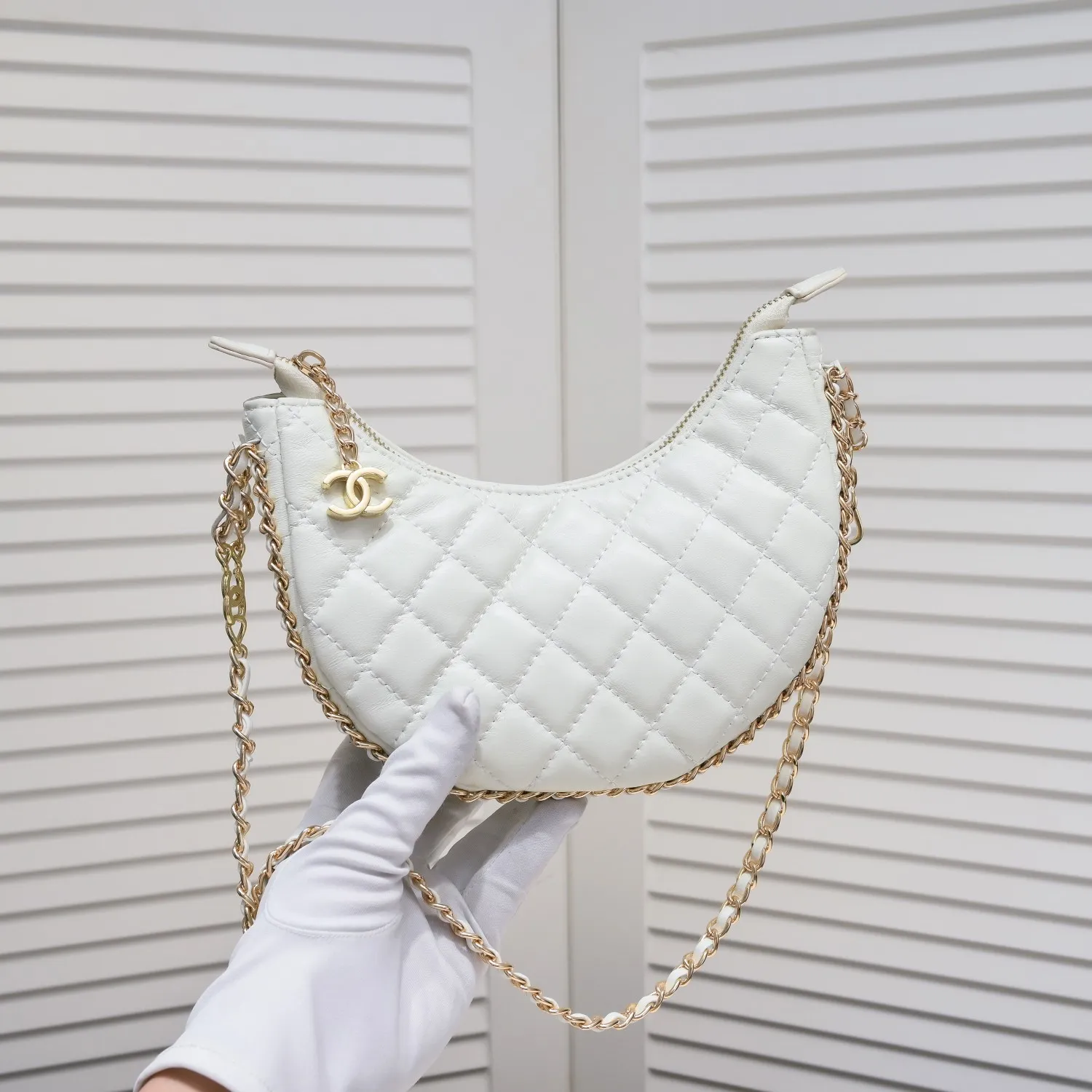 💰360￥Chane1️⃣23p Moon Bag🌙🤍l A beautiful little waste bag that makes me fall in love at first sight. The hardware is light champagne gold and has a thin chain. The counter sister made it look like a little moon. I was immediately so cute that I felt soft. It deserves the first place in 23p small waste bag. As expected, the end of the bag purchase is not Hermès but Chanel seasonal model Al💕Style number: 8089 Large Size: 15X20X6cm