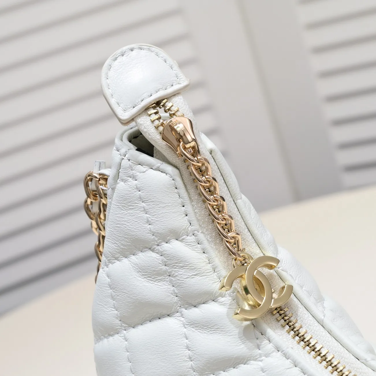 💰360￥Chane1️⃣23p Moon Bag🌙🤍l A beautiful little waste bag that makes me fall in love at first sight. The hardware is light champagne gold and has a thin chain. The counter sister made it look like a little moon. I was immediately so cute that I felt soft. It deserves the first place in 23p small waste bag. As expected, the end of the bag purchase is not Hermès but Chanel seasonal model Al💕Style number: 8089 Large Size: 15X20X6cm