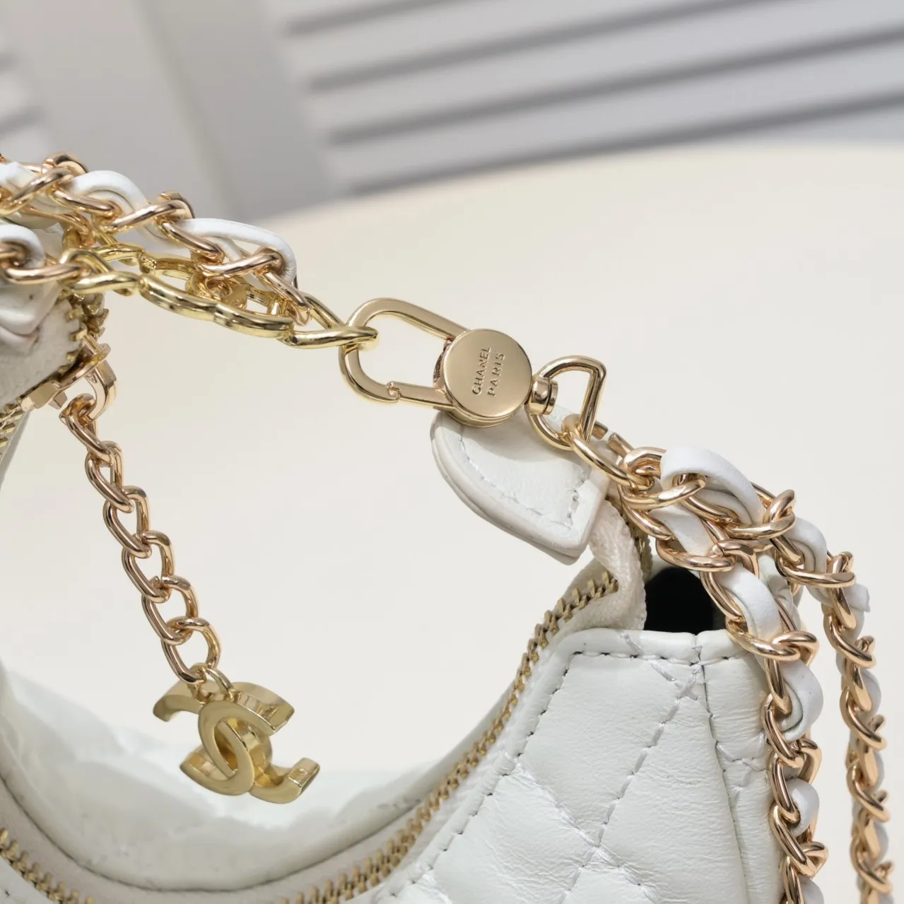 💰360￥Chane1️⃣23p Moon Bag🌙🤍l A beautiful little waste bag that makes me fall in love at first sight. The hardware is light champagne gold and has a thin chain. The counter sister made it look like a little moon. I was immediately so cute that I felt soft. It deserves the first place in 23p small waste bag. As expected, the end of the bag purchase is not Hermès but Chanel seasonal model Al💕Style number: 8089 Large Size: 15X20X6cm