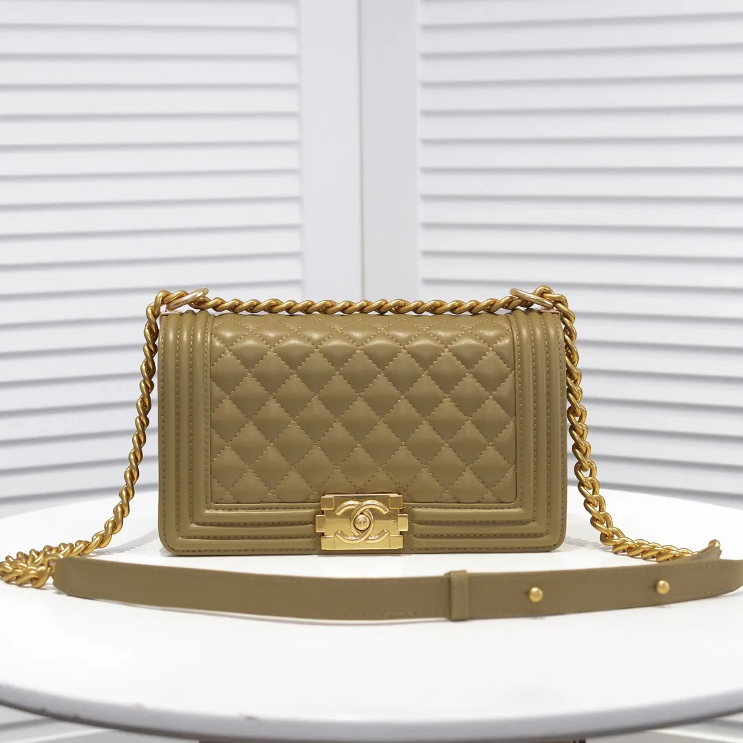 💰420￥ (Full sheepskin with original hardware) [Smile] Chanel Chanel 👑 Lambskin [Lightning] Thickened electroplated hardware accessories 🌈 The workmanship is comparable to the original order 💪 The bottom can be pinched and rebounded without trace, absolutely spot-on and real-life, fashionable and durable 💪💪 High-end quality, no pressure in and out of the drill cabinet 💏, size 25*15*8cm, style number: 67086 gold slip