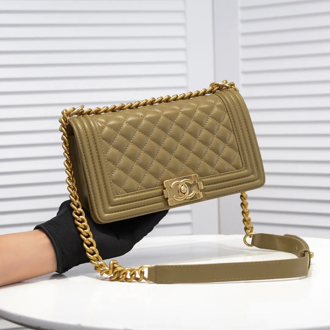 💰420￥ (Full sheepskin with original hardware) [Smile] Chanel Chanel 👑 Lambskin [Lightning] Thickened electroplated hardware accessories 🌈 The workmanship is comparable to the original order 💪 The bottom can be pinched and rebounded without trace, absolutely spot-on and real-life, fashionable and durable 💪💪 High-end quality, no pressure in and out of the drill cabinet 💏, size 25*15*8cm, style number: 67086 gold slip