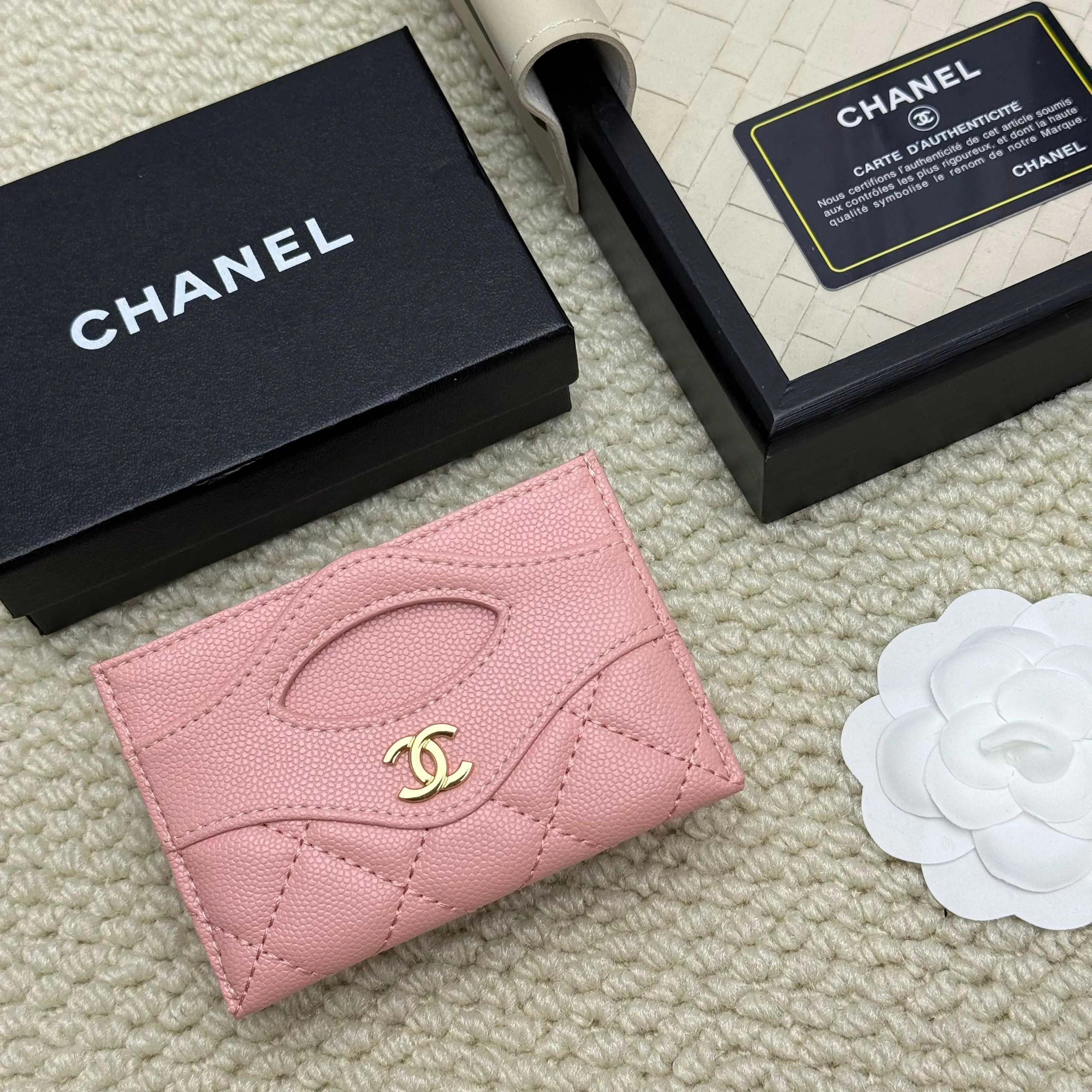 💰110 Chanel's new model, model: AP7776 31 card holder, sheepskin ball pattern. This new 31 card holder comes in several cute pink colors and can hold 6 or 7 cards no problem❣️ Size: 8*11