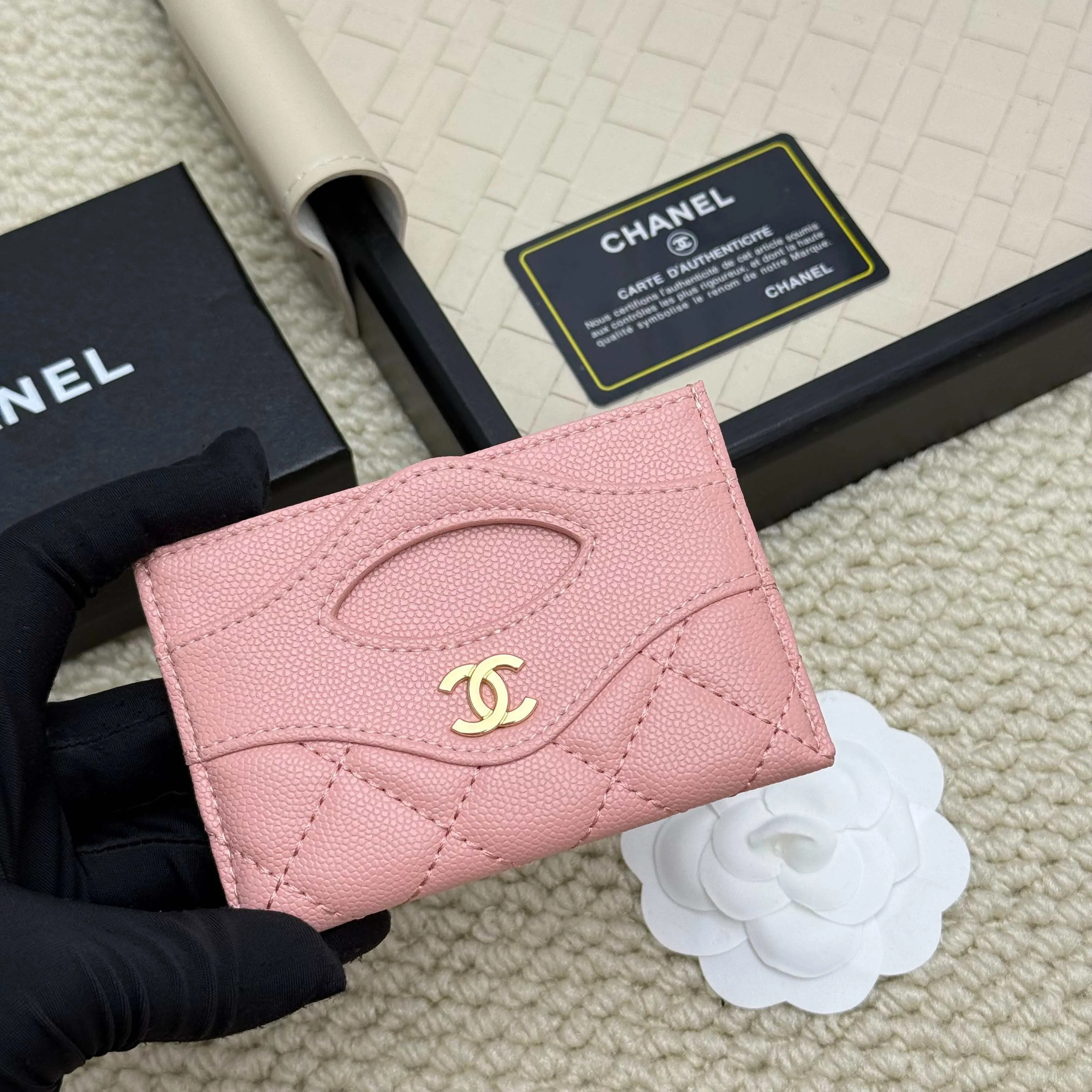 💰110 Chanel's new model, model: AP7776 31 card holder, sheepskin ball pattern. This new 31 card holder comes in several cute pink colors and can hold 6 or 7 cards no problem❣️ Size: 8*11