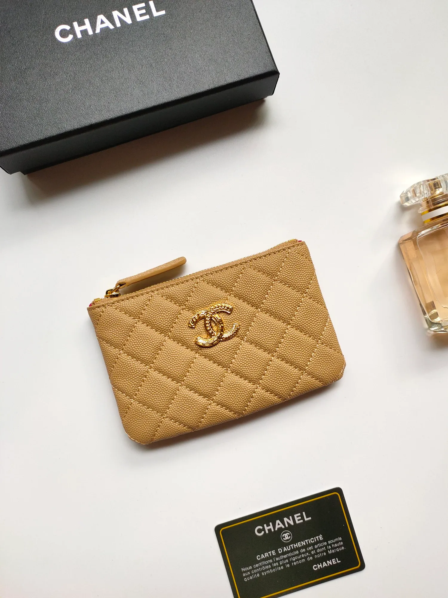 ￥120💰CHANEL 22k embossed lgo large double C hardware, fresh design, exquisite replica flavor, very beautiful, official website 2023 latest🆕Card holder, caviar medium ball grain cowhide is scratch-resistant, super glossy, it is troublesome to carry a bag that is too big in summer, suitable for putting in a mini bag, and convenient for carrying in your pocket😍 The bag has a zipper, which is super practical. You can also put cards, change, coins, and keys inside! Style number: 82365 Size: 15*8.5