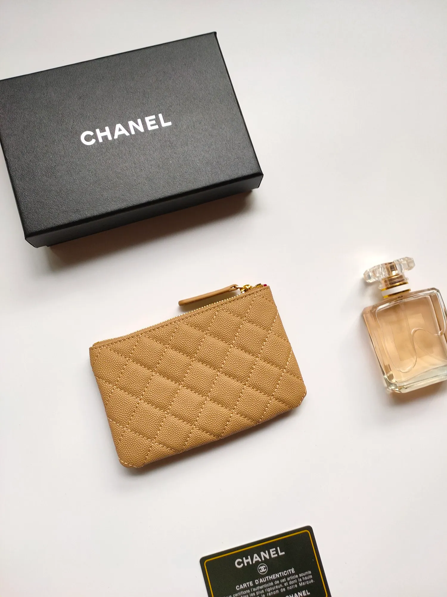 ￥120💰CHANEL 22k embossed lgo large double C hardware, fresh design, exquisite replica flavor, very beautiful, official website 2023 latest🆕Card holder, caviar medium ball grain cowhide is scratch-resistant, super glossy, it is troublesome to carry a bag that is too big in summer, suitable for putting in a mini bag, and convenient for carrying in your pocket😍 The bag has a zipper, which is super practical. You can also put cards, change, coins, and keys inside! Style number: 82365 Size: 15*8.5