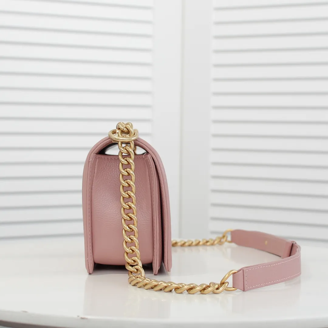 💰460￥ "Full leather inside and out with original hardware" Chanel👑 Using imported first-layer cowhide with lychee pattern [color] [lightning] thickened electroplated hardware accessories🌈The workmanship is comparable to the original order💪The bottom can be pinched and rebounded without trace, absolutely spot-on and real-life, fashionable and durable💪💪High-end quality, no pressure in and out of the drill cabinet💏, size 25*15*8cm Style number: 67086