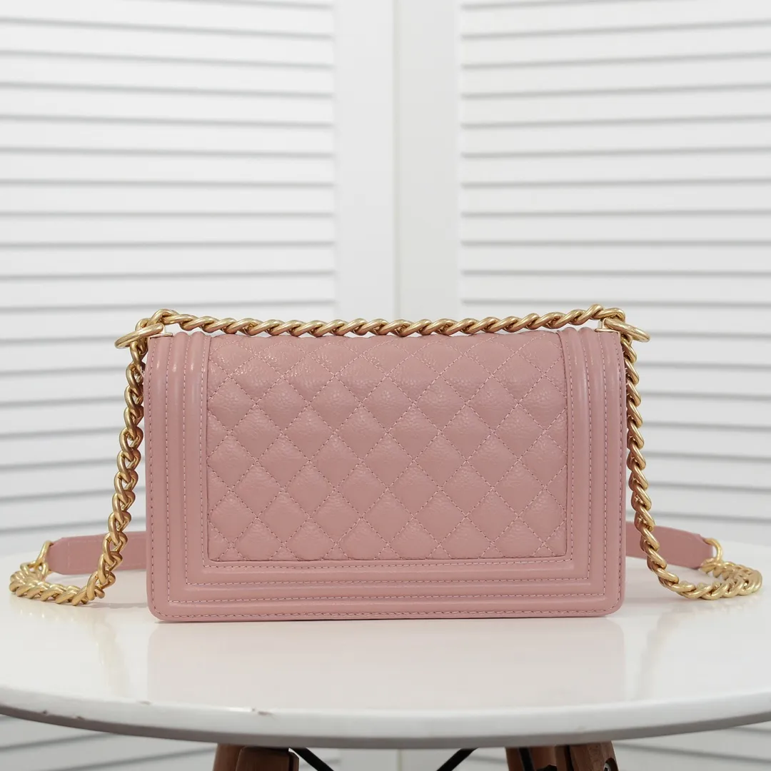💰460￥ "Full leather inside and out with original hardware" Chanel👑 Using imported first-layer cowhide with lychee pattern [color] [lightning] thickened electroplated hardware accessories🌈The workmanship is comparable to the original order💪The bottom can be pinched and rebounded without trace, absolutely spot-on and real-life, fashionable and durable💪💪High-end quality, no pressure in and out of the drill cabinet💏, size 25*15*8cm Style number: 67086