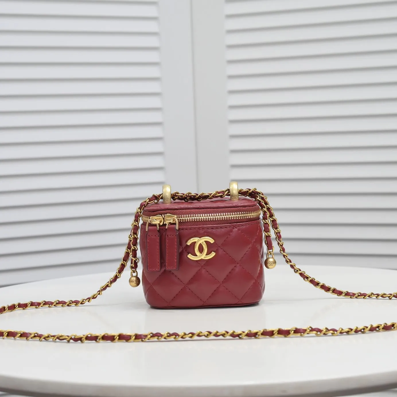 💰340￥Chanel 2021 Autumn and Winter New Product Portable Makeup Box Small Storage Box Original Hardware Adjustable Shoulder Strap Imported Sheepskin Open to retouch makeup when going out Close to adjust styling Can be used as a storage box even at home Lipstick, BB cream, foundation, tissue, everything can be stored Excellent upper body effect, super versatile Size: 11*8.5*7cm Style No.: 8103