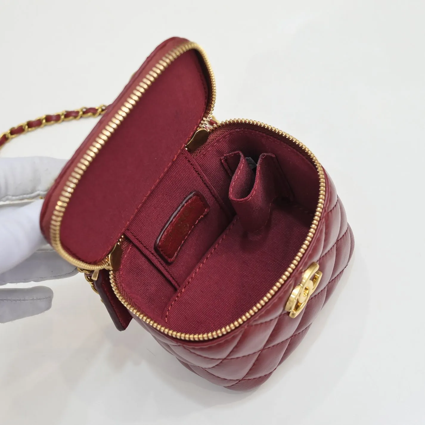 💰340￥Chanel 2021 Autumn and Winter New Product Portable Makeup Box Small Storage Box Original Hardware Adjustable Shoulder Strap Imported Sheepskin Open to retouch makeup when going out Close to adjust styling Can be used as a storage box even at home Lipstick, BB cream, foundation, tissue, everything can be stored Excellent upper body effect, super versatile Size: 11*8.5*7cm Style No.: 8103