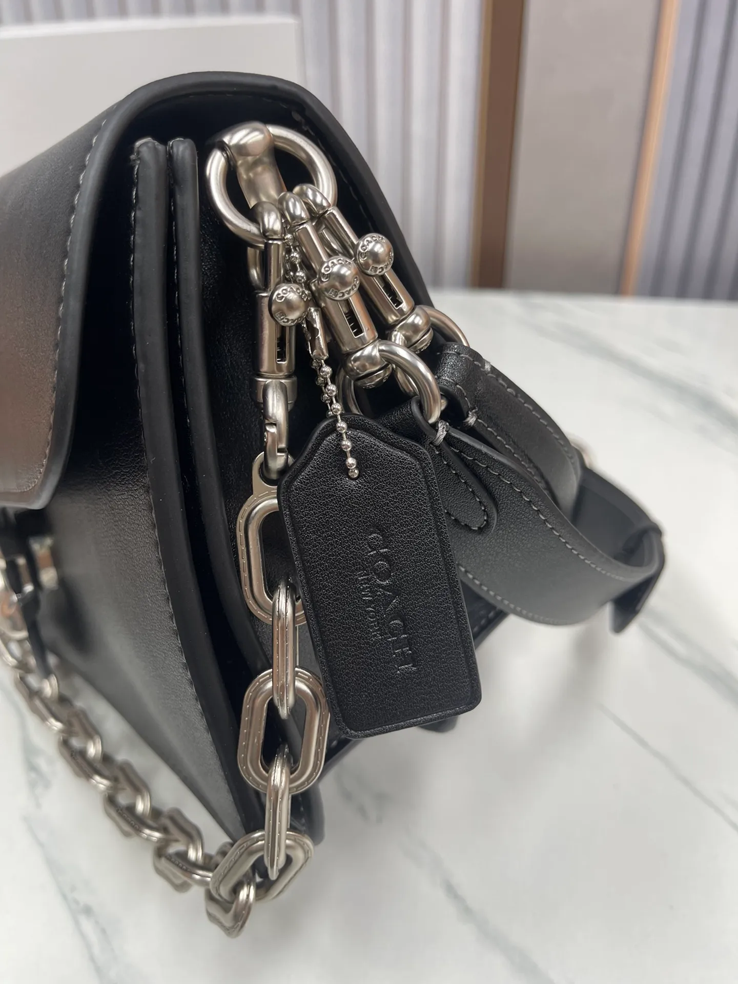 P500💰120 new product chaintabby model CAF5252 added internal compartment cover is soft and casual multi-layered super packaging super practical three shoulder straps and chains can create a variety of styles size 26:16.5*8.5