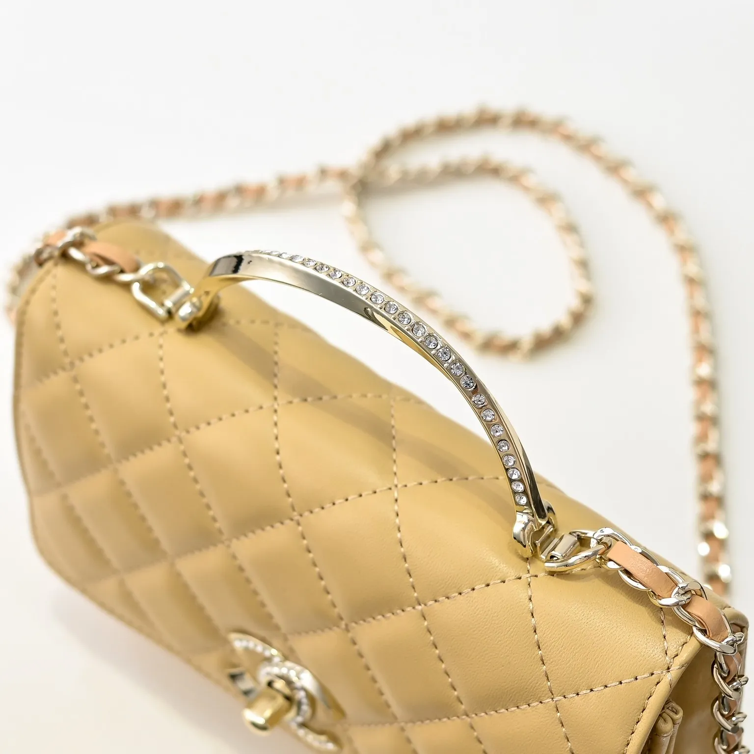 💰440￥👑CHANEL2024K new autumn and winter sheepskin metal rhinestone handle woc is really beautiful, can be carried by hand🉑️crossbody. I fell in love with the handle design as soon as I saw it. The design is so exquisite, the rhinestones are sparkling! ! ! ! Size: 19x12cm, style number: 1215