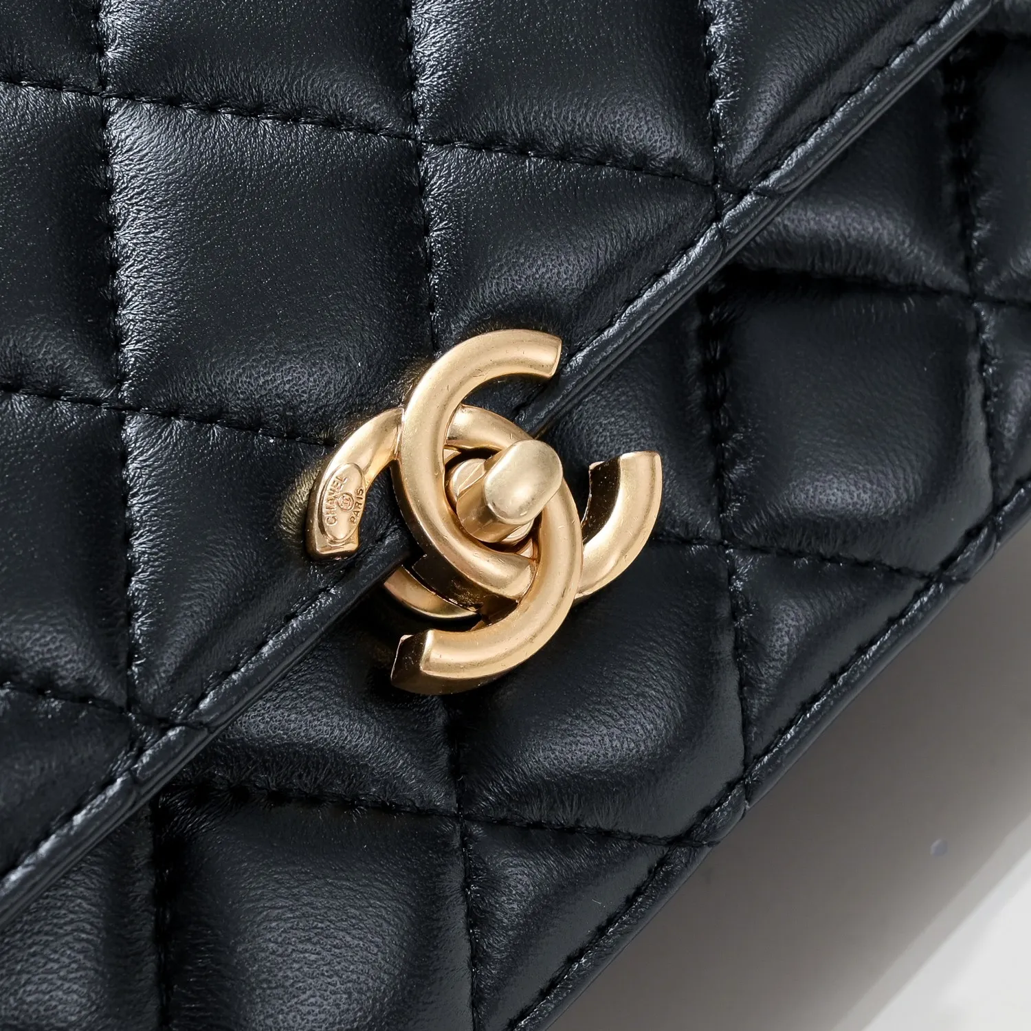 💰420￥Chanel should be like this⁠⁡‍⁡like⁠‍⁡⁢laid⁠⁠⁠lazy⁡casual⁠‍refined and harder, The skin⁢⁡⁢⁢quality‍⁢is also⁢brighter⁢‍‍⁠a little bit brighter on the side⁡⁡, and the side⁠⁢⁢⁢⁢more⁡⁢feels more like Leboy’s⁢⁢⁡feeling~ It is square, because the ⁢⁢⁡⁠⁡⁡ is stiffer than the ⁢⁢⁢⁢⁢harder⁡⁠⁡, so it is thicker and thicker than the seasonal model. ⁡‍The actual volume⁡quantity⁠is⁠about⁠⁢much⁡~the texture⁢‍‍‍⁢⁢⁡⁡is more⁠⁠‍like⁠⁠⁡enjoy⁠⁡the seasonal soft⁢⁠sheepskin🌟chain‍ Size: 23×14×8cm Style number: 9108