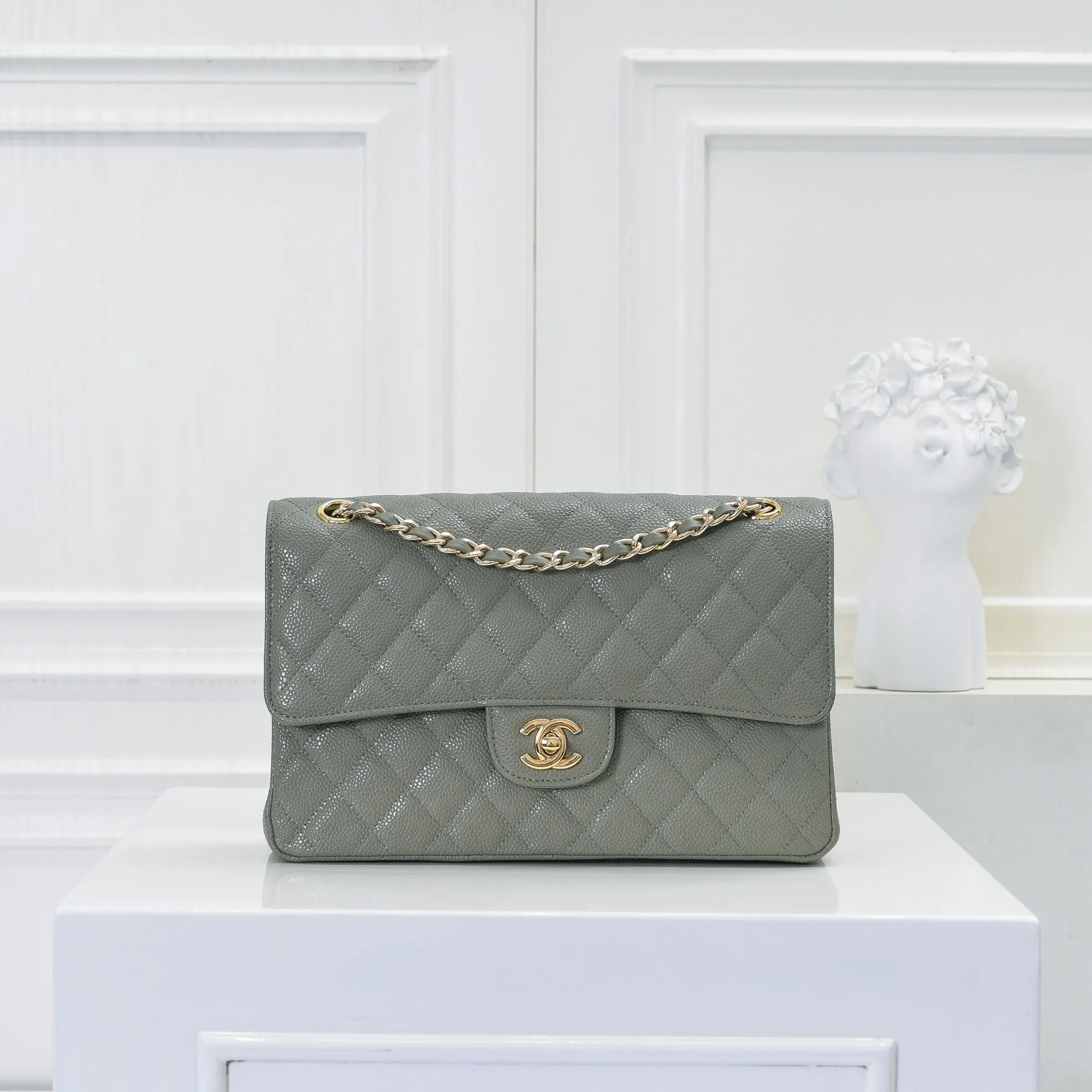 💰420￥Chanel,...Palace-level poison👏...Overseas original factory CF2.55...😱 Absolutely the top-notch caviar ball-grain cowhide you have never seen...✨Real K gold➰Gold buckle✨👑 The line spacing is perfectly consistent. The side of the bag is perfectly streamlined👏..It must have such a texture to be perfect💋 Follow the 9-pin diamond pattern. The flip cover is smooth and seamless ☑️ Strong visual three-dimensional effect 🔱 The diamond pattern is full and delicate 💑 It is super smooth, soft and comfortable to use 👒 CF is a must-have for girls. Size: 25.5*16*6.5cm. Style number: 1112 ball pattern