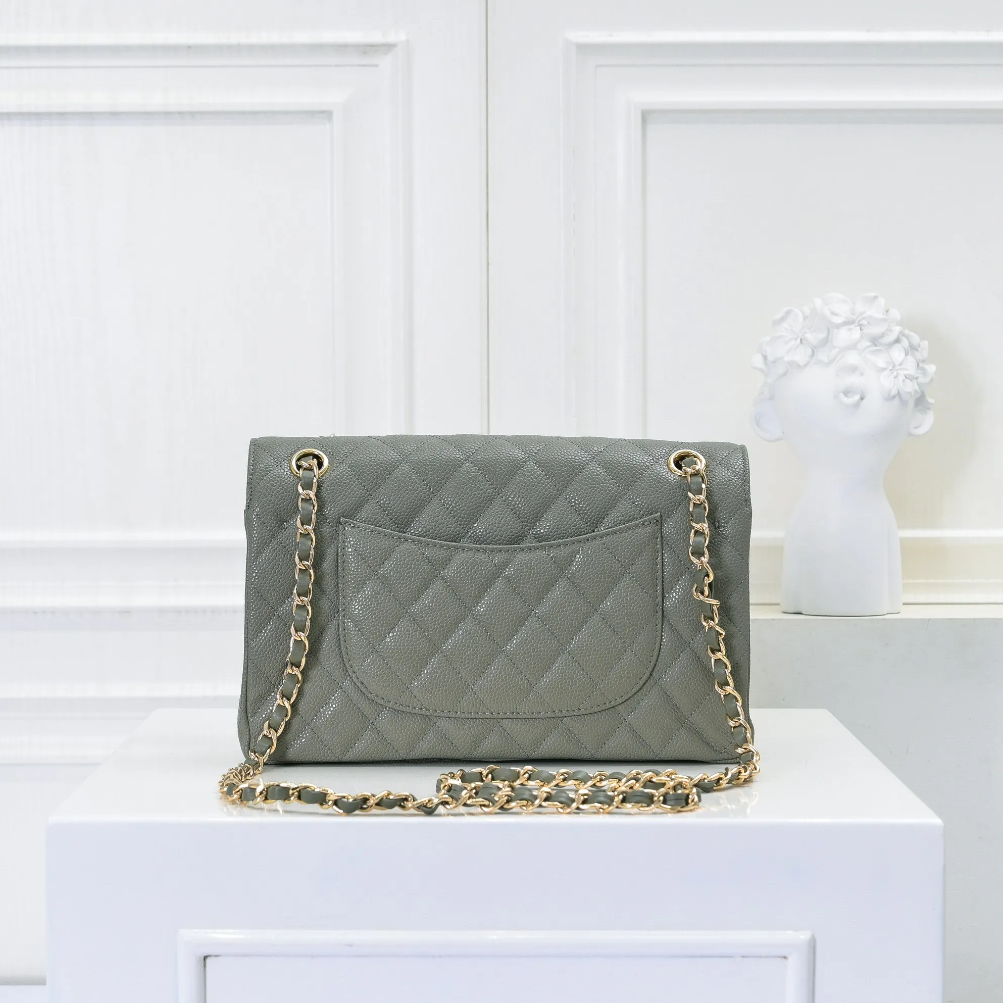 💰420￥Chanel,...Palace-level poison👏...Overseas original factory CF2.55...😱 Absolutely the top-notch caviar ball-grain cowhide you have never seen...✨Real K gold➰Gold buckle✨👑 The line spacing is perfectly consistent. The side of the bag is perfectly streamlined👏..It must have such a texture to be perfect💋 Follow the 9-pin diamond pattern. The flip cover is smooth and seamless ☑️ Strong visual three-dimensional effect 🔱 The diamond pattern is full and delicate 💑 It is super smooth, soft and comfortable to use 👒 CF is a must-have for girls. Size: 25.5*16*6.5cm. Style number: 1112 ball pattern
