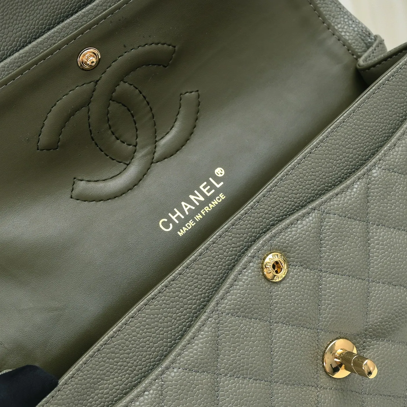 💰420￥Chanel,...Palace-level poison👏...Overseas original factory CF2.55...😱 Absolutely the top-notch caviar ball-grain cowhide you have never seen...✨Real K gold➰Gold buckle✨👑 The line spacing is perfectly consistent. The side of the bag is perfectly streamlined👏..It must have such a texture to be perfect💋 Follow the 9-pin diamond pattern. The flip cover is smooth and seamless ☑️ Strong visual three-dimensional effect 🔱 The diamond pattern is full and delicate 💑 It is super smooth, soft and comfortable to use 👒 CF is a must-have for girls. Size: 25.5*16*6.5cm. Style number: 1112 ball pattern
