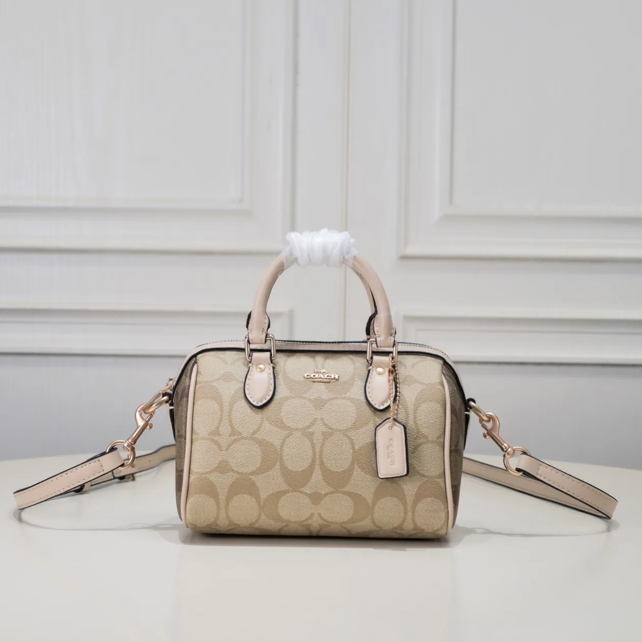 The new Coach small size Boston CH469 is so beautiful and exquisite! Moreover, the Boston bag shape is particularly versatile! The presbyopic color-blocking design is classic and eye-catching! Size:17.5*12*10cm