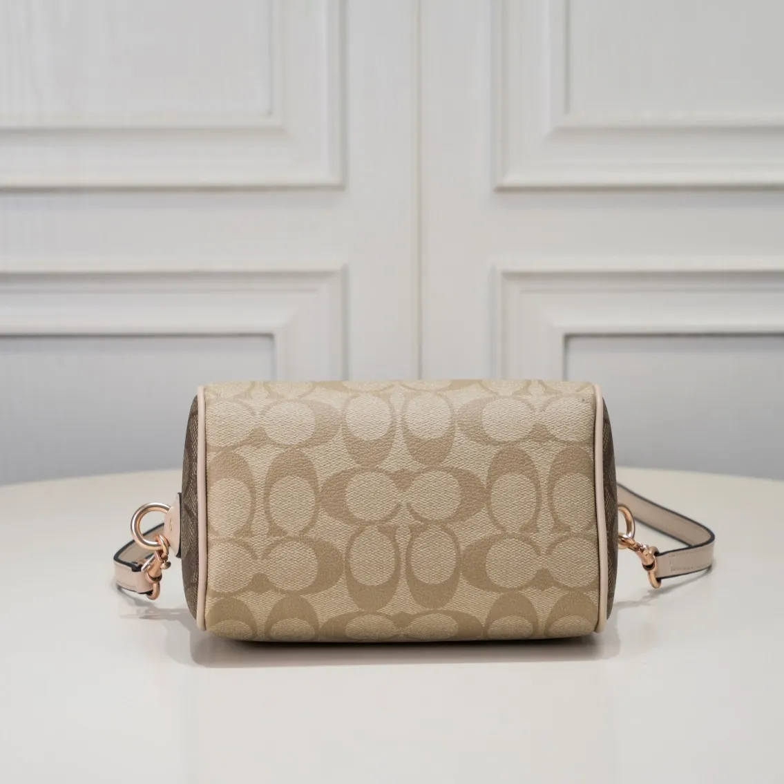 The new Coach small size Boston CH469 is so beautiful and exquisite! Moreover, the Boston bag shape is particularly versatile! The presbyopic color-blocking design is classic and eye-catching! Size:17.5*12*10cm