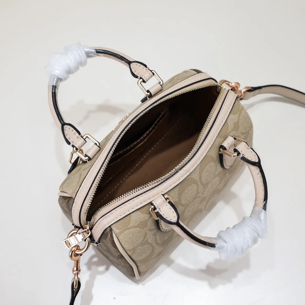 The new Coach small size Boston CH469 is so beautiful and exquisite! Moreover, the Boston bag shape is particularly versatile! The presbyopic color-blocking design is classic and eye-catching! Size:17.5*12*10cm