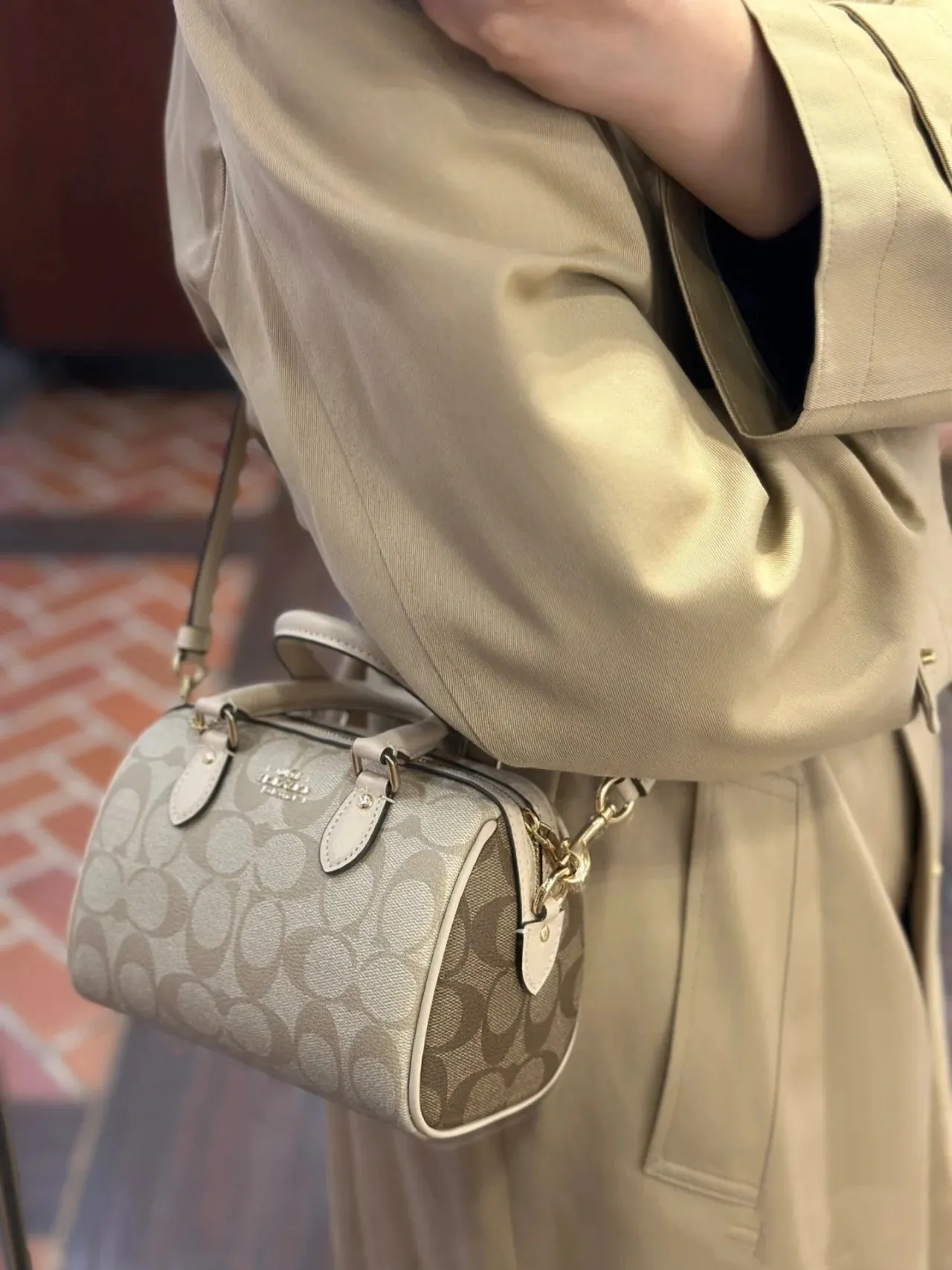 The new Coach small size Boston CH469 is so beautiful and exquisite! Moreover, the Boston bag shape is particularly versatile! The presbyopic color-blocking design is classic and eye-catching! Size:17.5*12*10cm