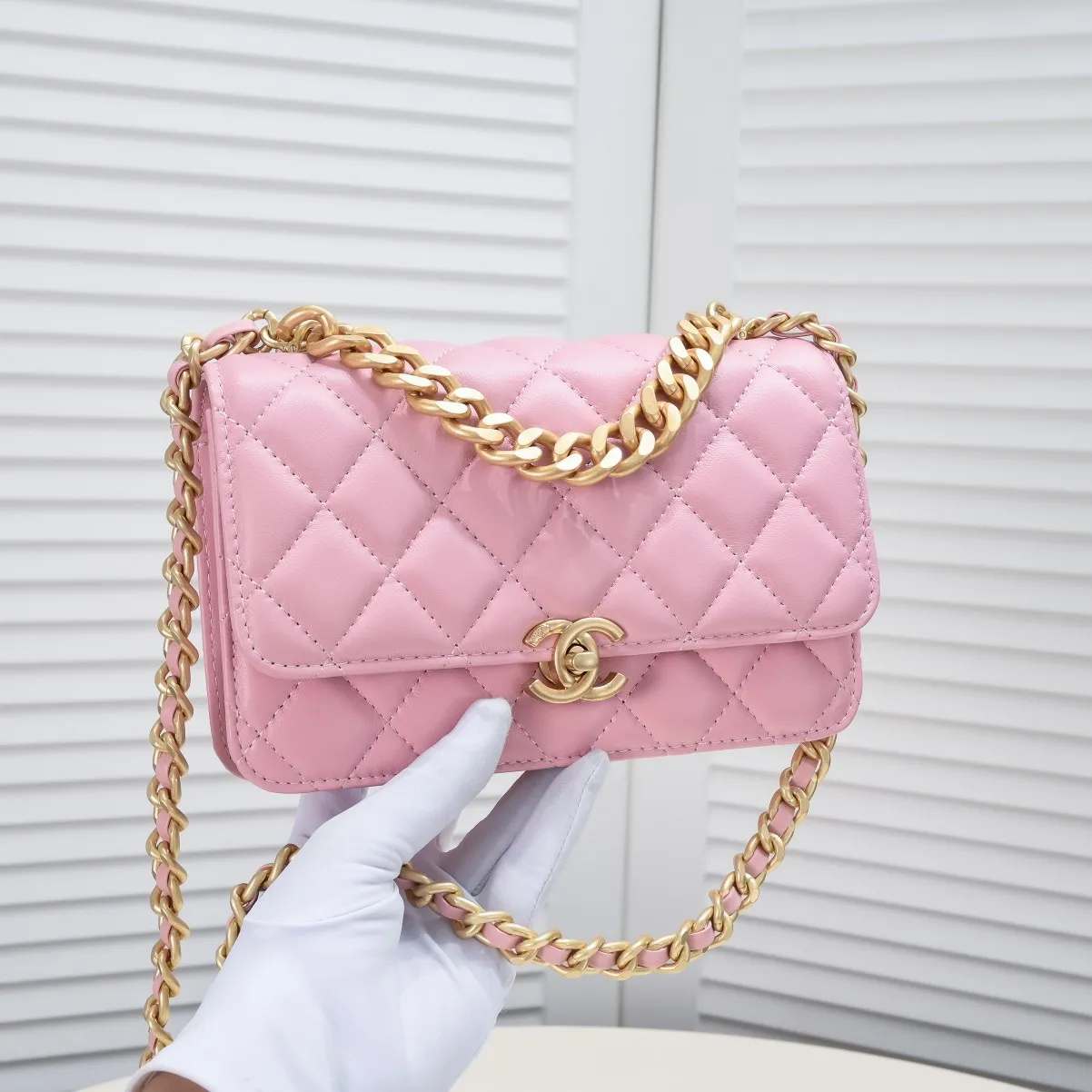 💰420￥Chanel should be like this⁠⁡‍⁡like⁠‍⁡⁢laid⁠⁠⁠lazy⁡casual⁠‍refined and harder, The skin⁢⁡⁢⁢quality‍⁢is also⁢brighter⁢‍‍⁠a little bit brighter on the side⁡⁡, and the side⁠⁢⁢⁢⁢more⁡⁢feels more like Leboy’s⁢⁢⁡feeling~ It is square, because the ⁢⁢⁡⁠⁡⁡ is stiffer than the ⁢⁢⁢⁢⁢harder⁡⁠⁡, so it is thicker and thicker than the seasonal model. ⁡‍The actual volume⁡quantity⁠is⁠about⁠⁢much⁡~the texture⁢‍‍‍⁢⁢⁡⁡is more⁠⁠‍like⁠⁠⁡enjoy⁠⁡the seasonal soft⁢⁠sheepskin🌟chain‍ Size: 23×14×8cm Style number: 9108