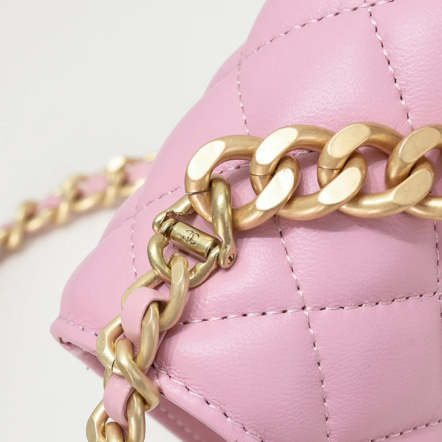 💰420￥Chanel should be like this⁠⁡‍⁡like⁠‍⁡⁢laid⁠⁠⁠lazy⁡casual⁠‍refined and harder, The skin⁢⁡⁢⁢quality‍⁢is also⁢brighter⁢‍‍⁠a little bit brighter on the side⁡⁡, and the side⁠⁢⁢⁢⁢more⁡⁢feels more like Leboy’s⁢⁢⁡feeling~ It is square, because the ⁢⁢⁡⁠⁡⁡ is stiffer than the ⁢⁢⁢⁢⁢harder⁡⁠⁡, so it is thicker and thicker than the seasonal model. ⁡‍The actual volume⁡quantity⁠is⁠about⁠⁢much⁡~the texture⁢‍‍‍⁢⁢⁡⁡is more⁠⁠‍like⁠⁠⁡enjoy⁠⁡the seasonal soft⁢⁠sheepskin🌟chain‍ Size: 23×14×8cm Style number: 9108