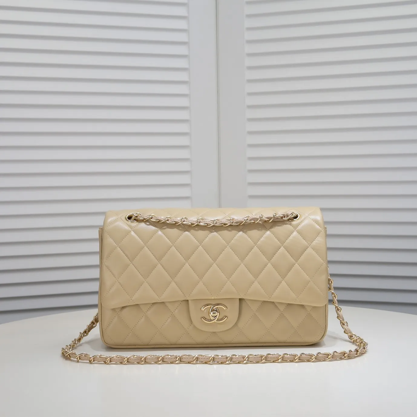 💰460￥Apricot [color] Chanel [color] century classic, carefully crafted with exquisite workmanship of every stitch and thread, imported sheepskin with original hardware, full rhombus 💯The shape of the whole bag is particularly perfect in softness 👍👍😔😔Classic and irresistible, size: 30X18X8cm, style number: 1113