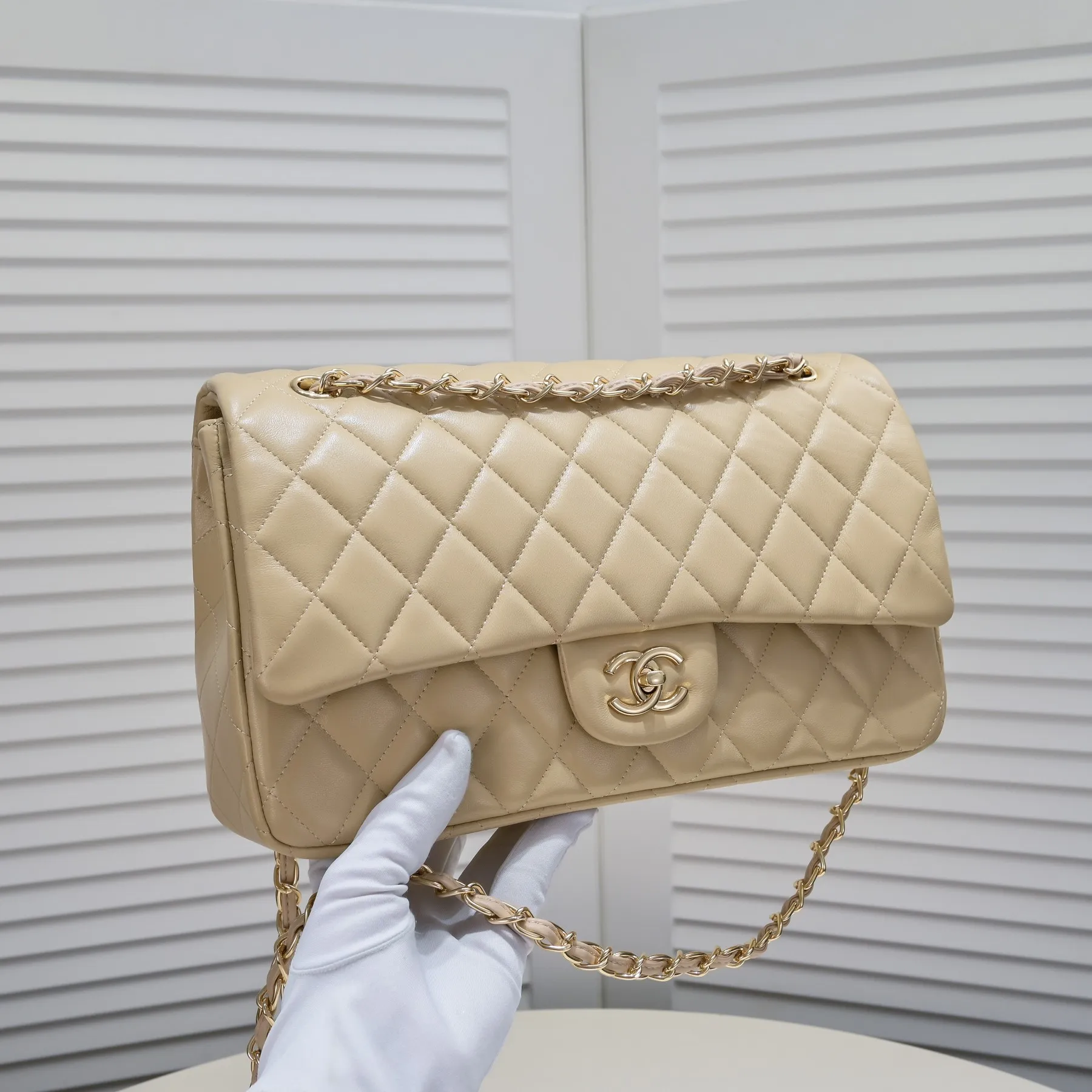 💰460￥Apricot [color] Chanel [color] century classic, carefully crafted with exquisite workmanship of every stitch and thread, imported sheepskin with original hardware, full rhombus 💯The shape of the whole bag is particularly perfect in softness 👍👍😔😔Classic and irresistible, size: 30X18X8cm, style number: 1113