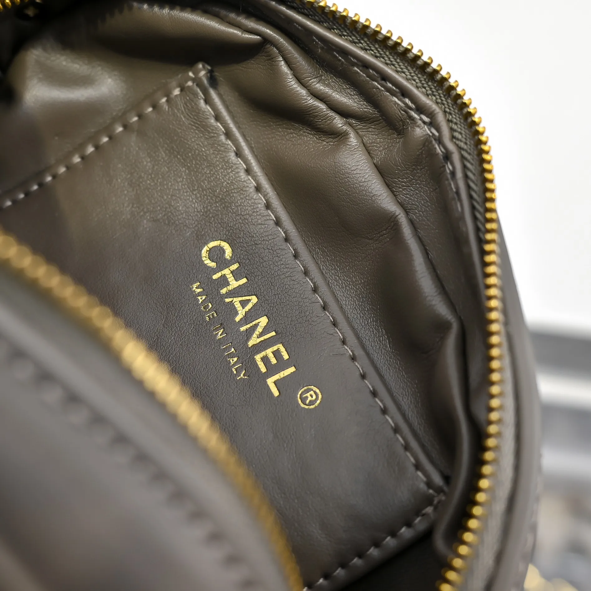 💰380￥CHANEL25C early spring vacation series. Gold fan camera bag. I love this one. The shape is the embossed character design style. I like the versatile object. It is really wow. It is so beautiful. It is a Xiangjia bag that looks small but can hold mobile phone keys, lipstick, powder, card, money, and is just the finishing touch to the whole body look. Size: 18x13cm, style number: 669