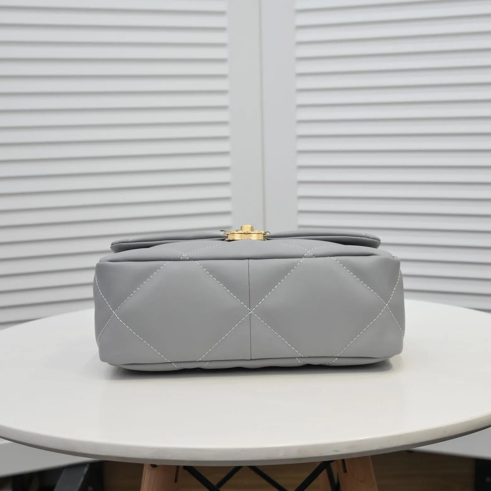 💰370￥The latest hot model of Chanel in small gray size is now available📣📣Synchronized with counters🤭Imported cowhide🐂feels very soft. The upper body effect is super good, it can be carried by hand, on one shoulder or cross-body, showing the elegance and charm of women. Hurry up and get it. Style number: 9010. Size: 26*16*10cm.