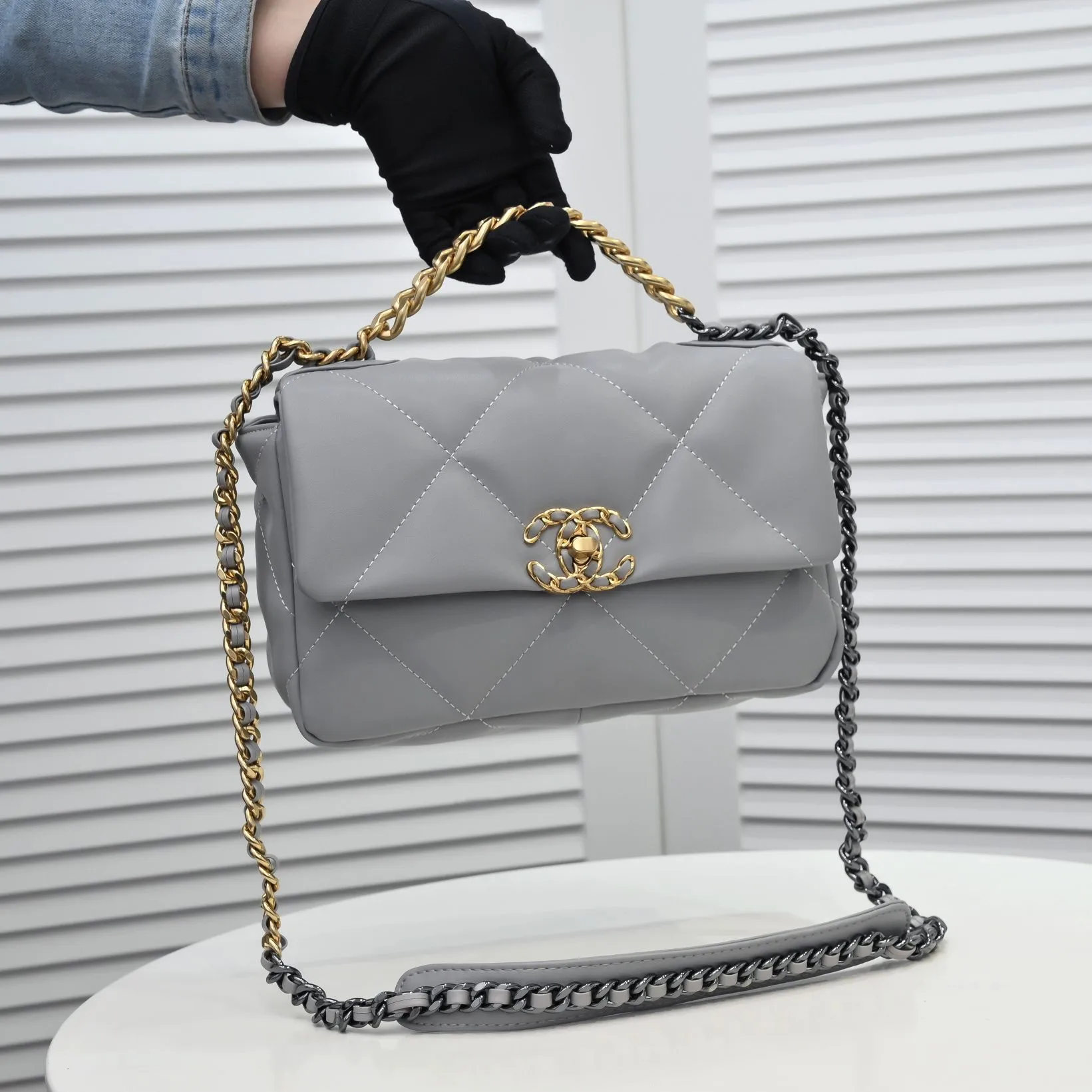 💰370￥The latest hot model of Chanel in small gray size is now available📣📣Synchronized with counters🤭Imported cowhide🐂feels very soft. The upper body effect is super good, it can be carried by hand, on one shoulder or cross-body, showing the elegance and charm of women. Hurry up and get it. Style number: 9010. Size: 26*16*10cm.