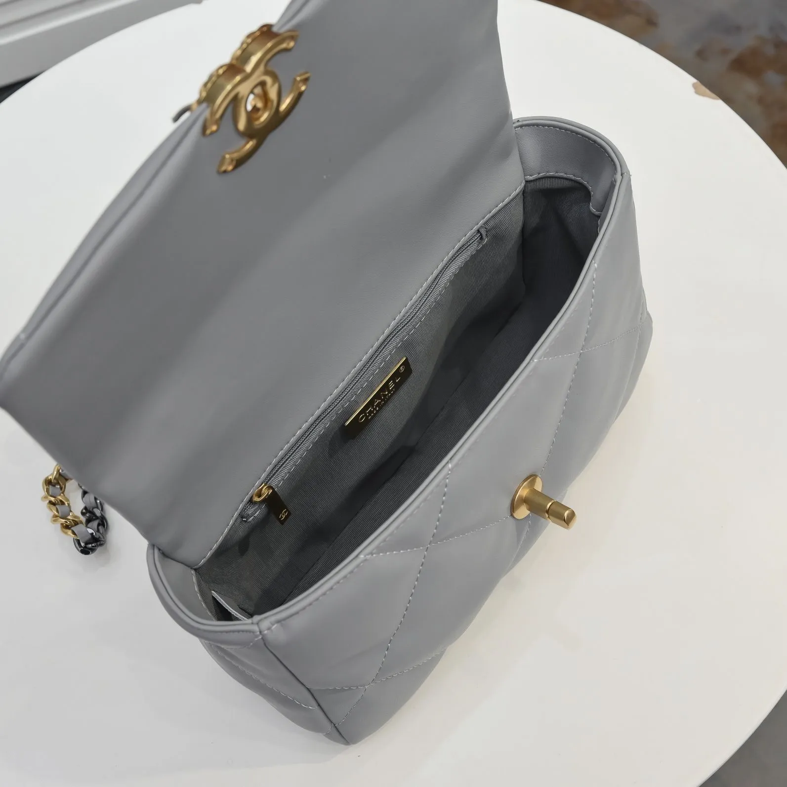 💰370￥The latest hot model of Chanel in small gray size is now available📣📣Synchronized with counters🤭Imported cowhide🐂feels very soft. The upper body effect is super good, it can be carried by hand, on one shoulder or cross-body, showing the elegance and charm of women. Hurry up and get it. Style number: 9010. Size: 26*16*10cm.