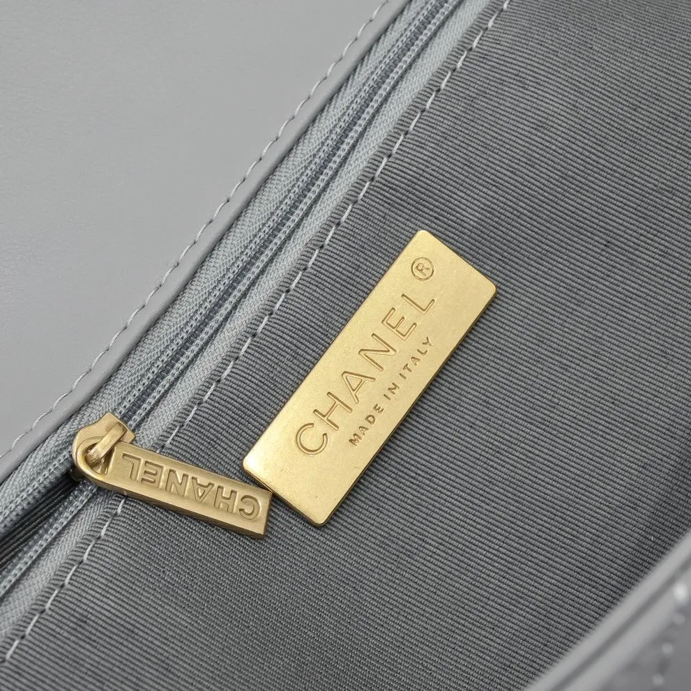 💰370￥The latest hot model of Chanel in small gray size is now available📣📣Synchronized with counters🤭Imported cowhide🐂feels very soft. The upper body effect is super good, it can be carried by hand, on one shoulder or cross-body, showing the elegance and charm of women. Hurry up and get it. Style number: 9010. Size: 26*16*10cm.