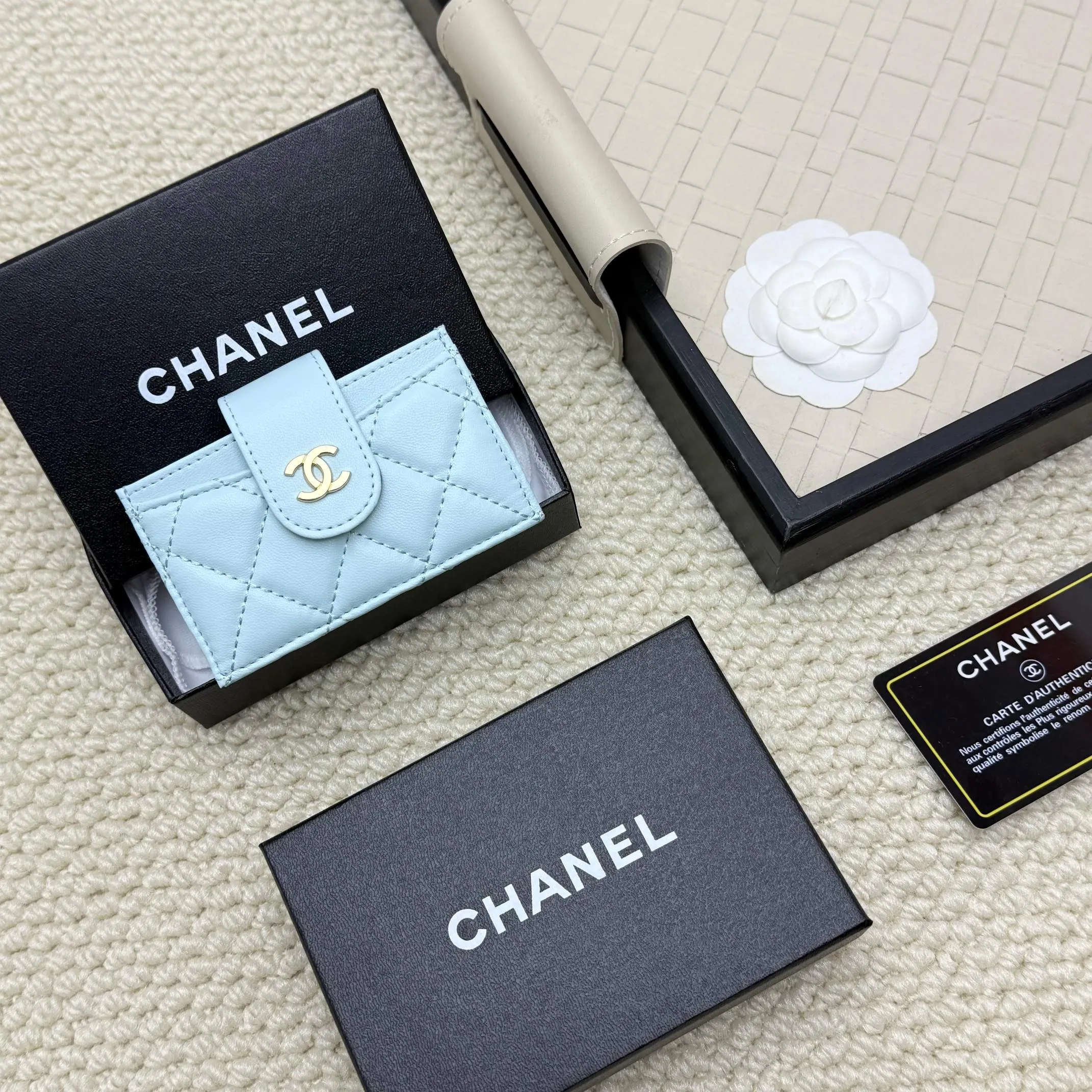 💰130 CHANEL Caviar Sheepskin Accord Card Holder, this card holder is different from ordinary card holders, with an accordion design [色色R], you can easily see each card without having to pull it out. The entire card holder has a total of six card slots, four of which can hold many cards😘😘😘 It is so beautiful, Xiangxiang is really good at designing this card holder, number AT600. Dimensions: Width 10*Height 6*Thickness 2