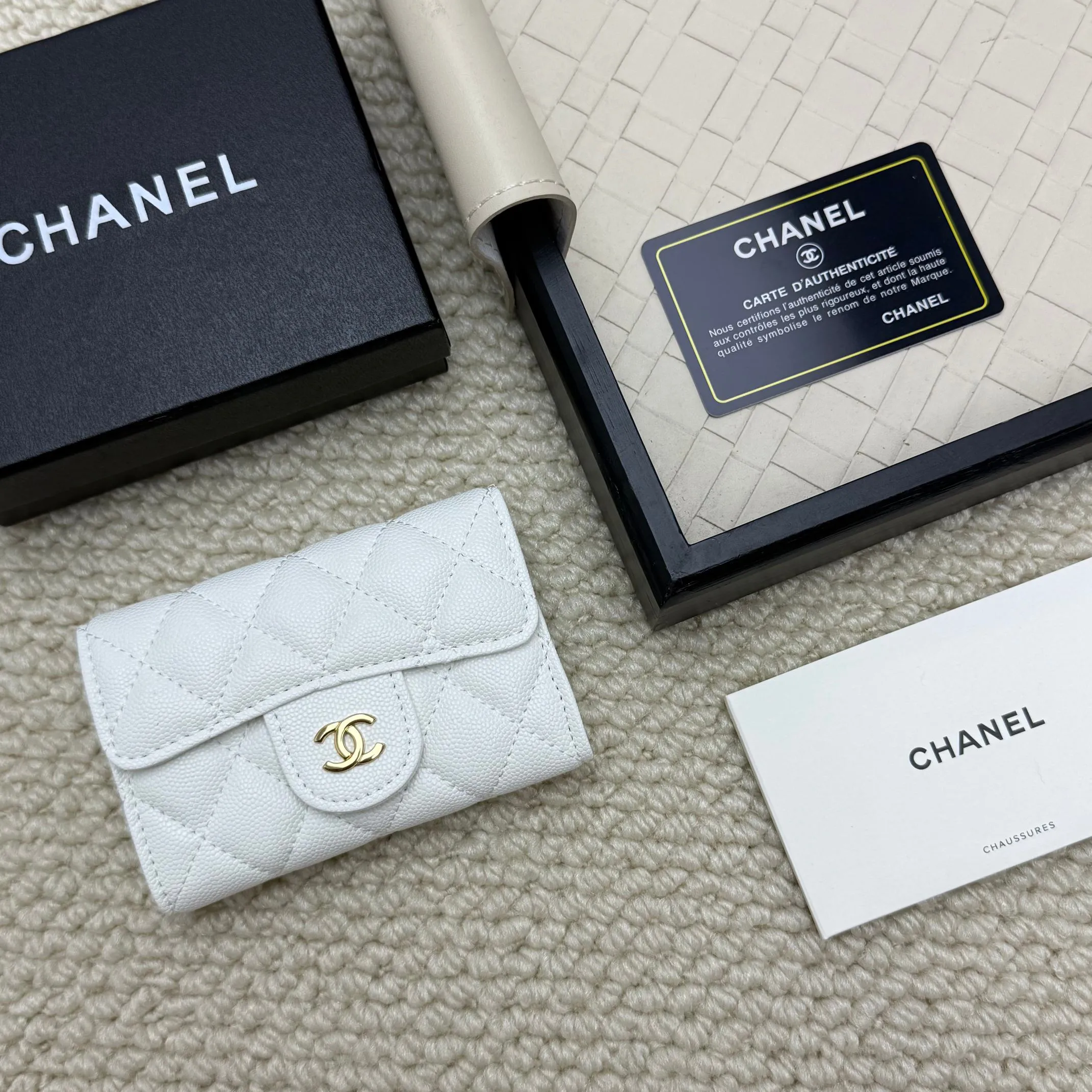 💰130 Chanel’s new product🍃card holder has arrived🍃. This card holder is more practical with an inner zipper😘The details are so beautiful, model number P468, size 11*8.5*3cm.