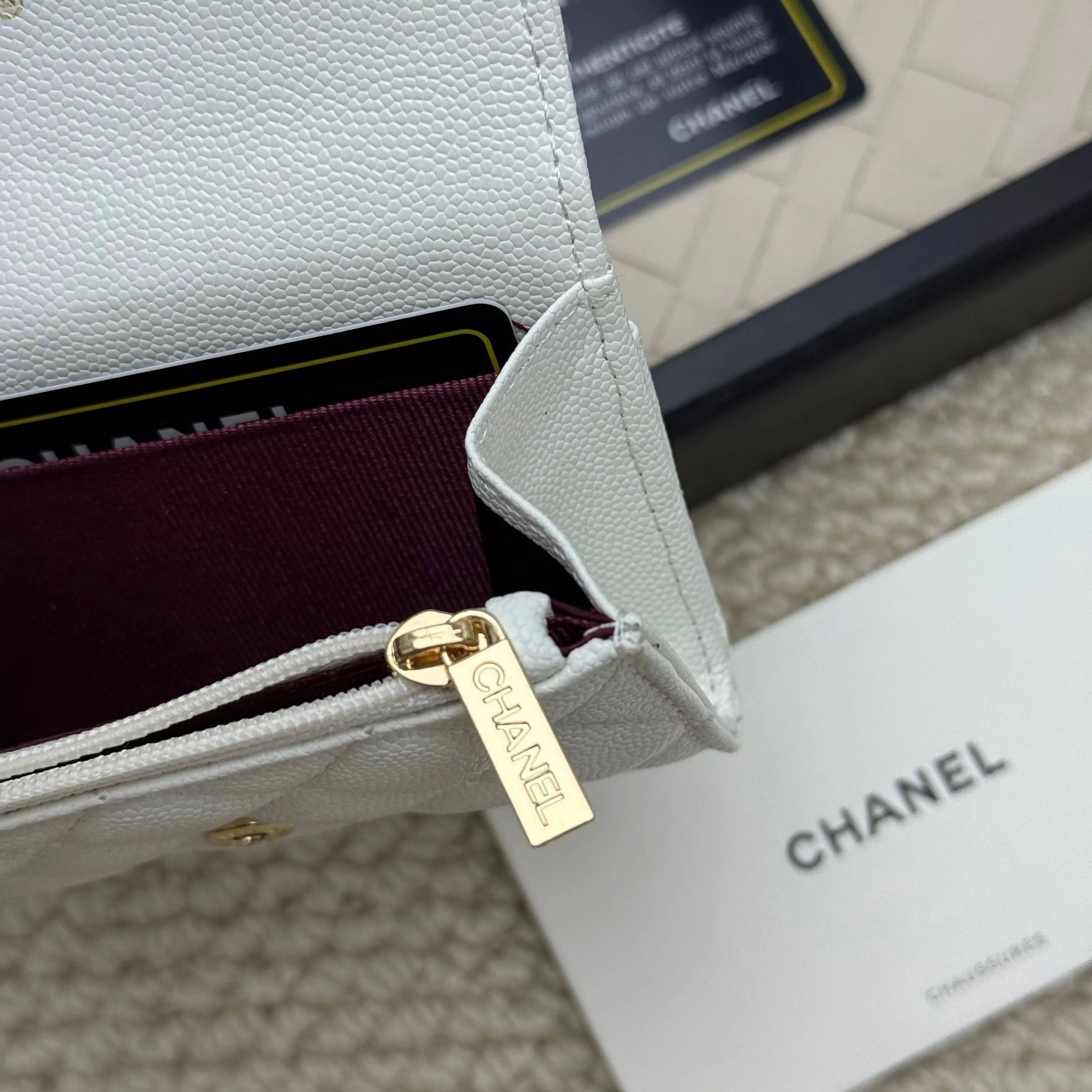 💰130 Chanel’s new product🍃card holder has arrived🍃. This card holder is more practical with an inner zipper😘The details are so beautiful, model number P468, size 11*8.5*3cm.
