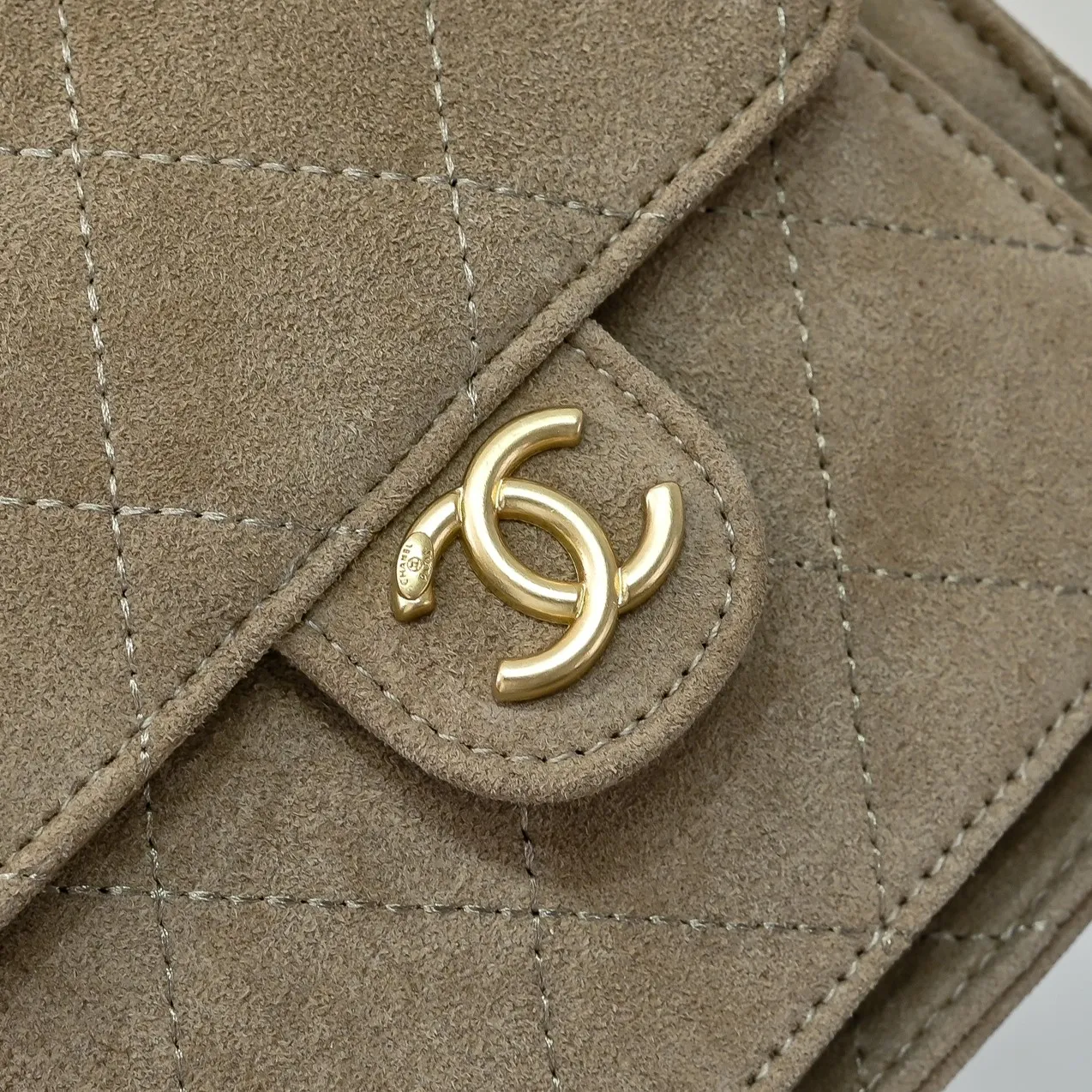 💰500￥Upgraded version of chanel 25c bag king suede leather hobo shoulder hippie armpit bag small size retro gold coin button drawstring bucket bag + rhombus pattern + retro black gold classic chain design, full of high-end sense! A must-have for daily travel, with exquisite appearance and delicate texture, it can be easily worn in both casual and formal occasions. Size: 23-23-14 Style No.: 7017 Material: Suede