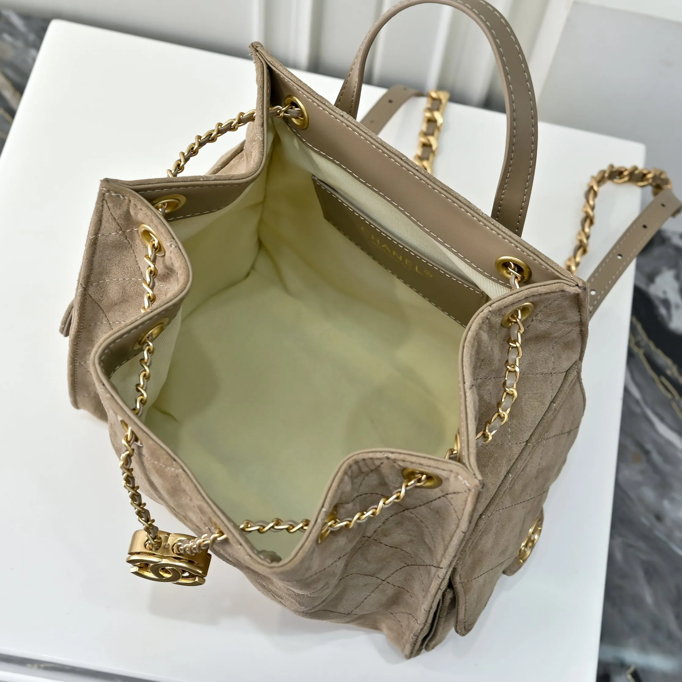 💰500￥Upgraded version of chanel 25c bag king suede leather hobo shoulder hippie armpit bag small size retro gold coin button drawstring bucket bag + rhombus pattern + retro black gold classic chain design, full of high-end sense! A must-have for daily travel, with exquisite appearance and delicate texture, it can be easily worn in both casual and formal occasions. Size: 23-23-14 Style No.: 7017 Material: Suede