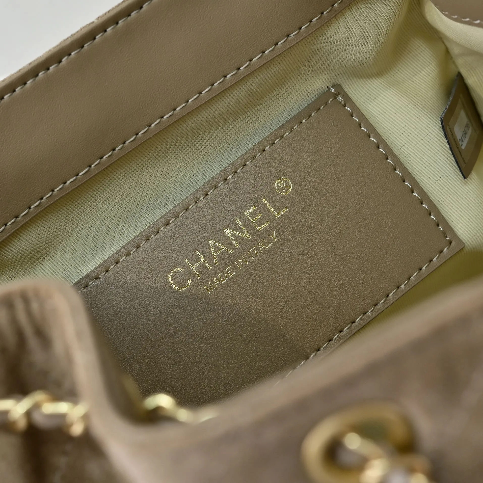 💰500￥Upgraded version of chanel 25c bag king suede leather hobo shoulder hippie armpit bag small size retro gold coin button drawstring bucket bag + rhombus pattern + retro black gold classic chain design, full of high-end sense! A must-have for daily travel, with exquisite appearance and delicate texture, it can be easily worn in both casual and formal occasions. Size: 23-23-14 Style No.: 7017 Material: Suede