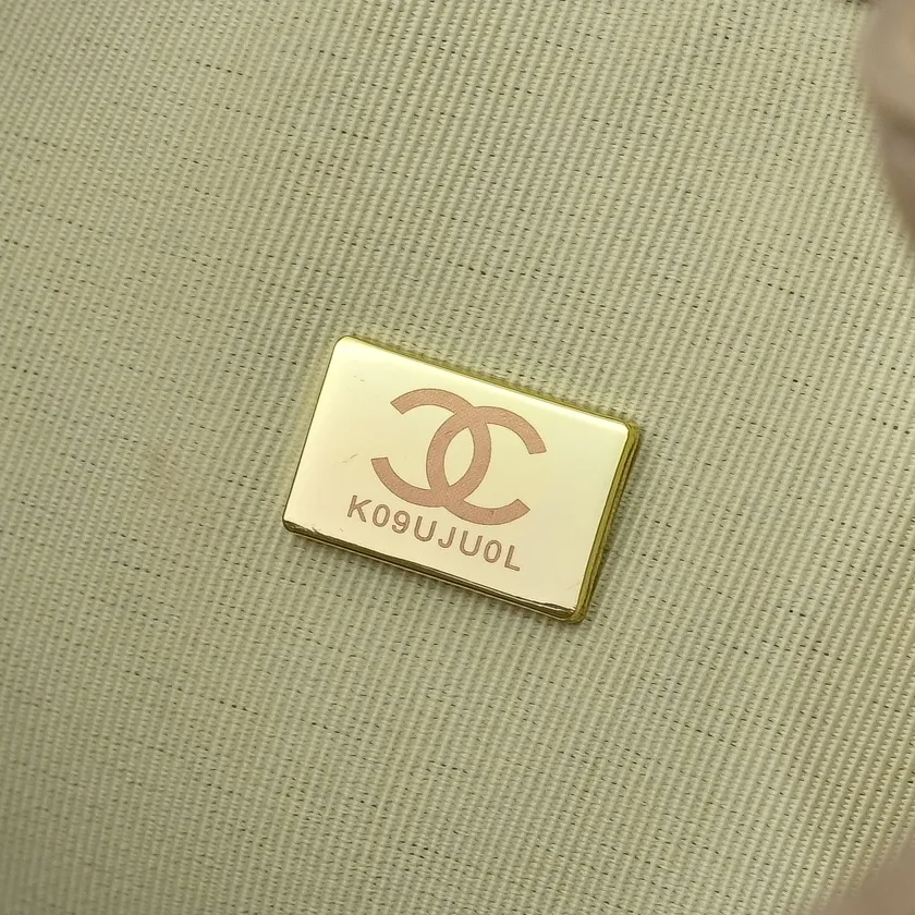 💰500￥Upgraded version of chanel 25c bag king suede leather hobo shoulder hippie armpit bag small size retro gold coin button drawstring bucket bag + rhombus pattern + retro black gold classic chain design, full of high-end sense! A must-have for daily travel, with exquisite appearance and delicate texture, it can be easily worn in both casual and formal occasions. Size: 23-23-14 Style No.: 7017 Material: Suede