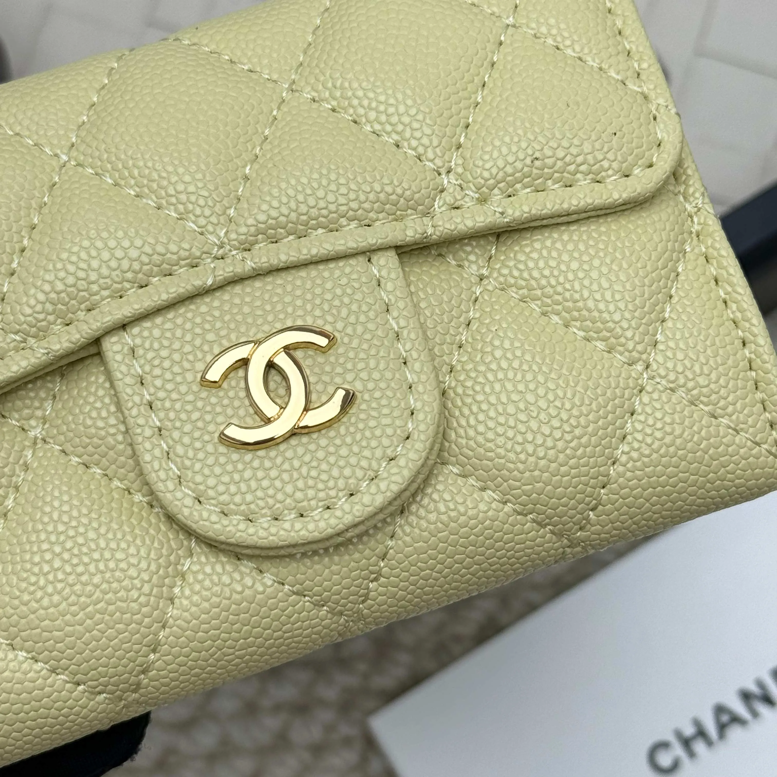 💰130 Chanel’s new product🍃card holder has arrived🍃. This card holder is more practical with an inner zipper😘The details are so beautiful, model number P468, size 11*8.5*3cm.
