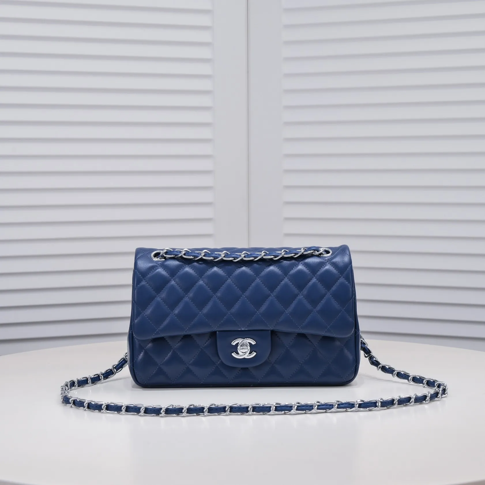 💰400￥Dark blue Chanel🔥Exclusive quality real shot shipment✈️Official website updated simultaneously👑Chanel sheep pattern classic style with original hardware, summer style is coming💋CHANEL ‼ ️Crossbody bag, sheepskin with red lining🌸‼ ️ 🙈Fashion new favorite🙈 Size: 25.5*16*6.5. Style number: 1112 sheepskin