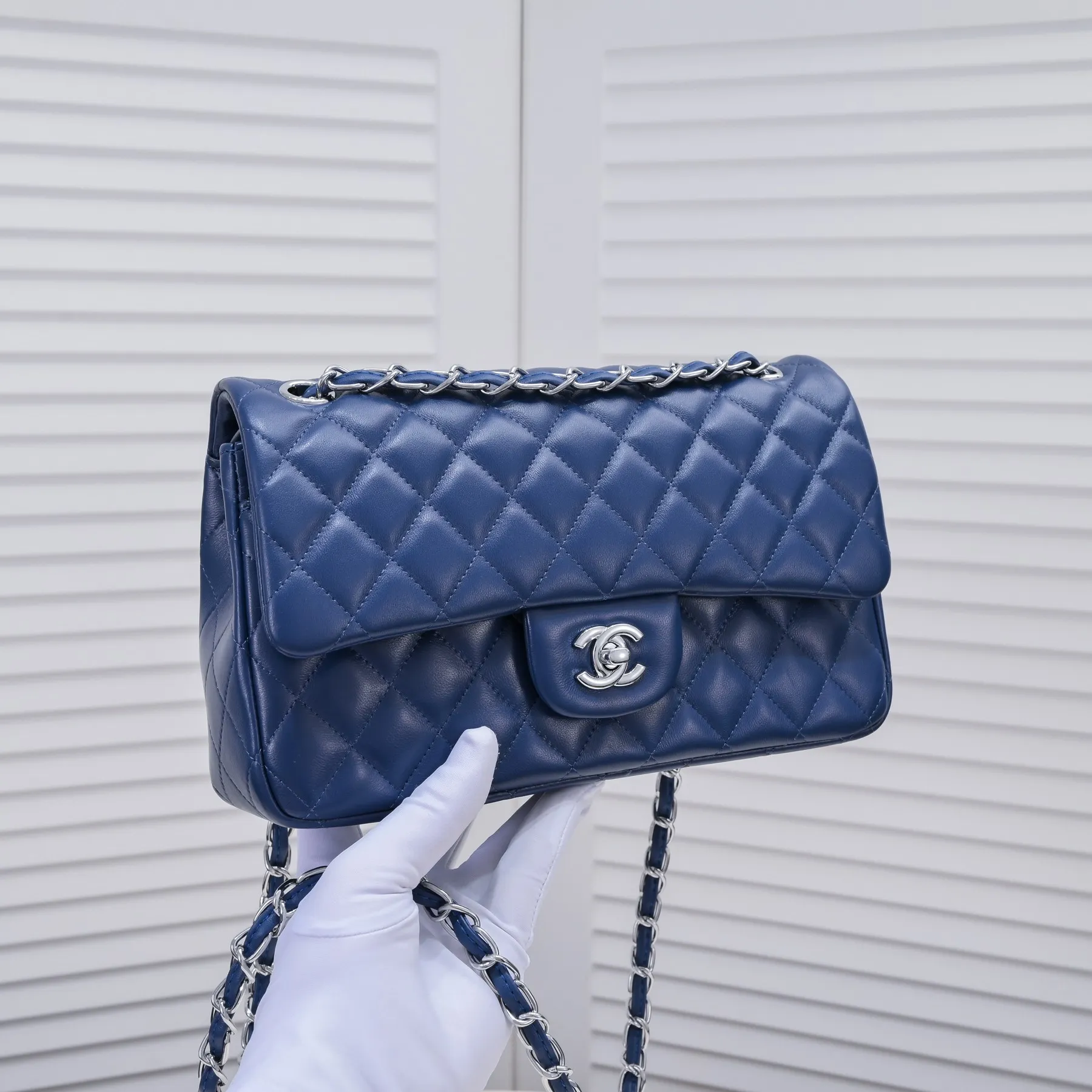 💰400￥Dark blue Chanel🔥Exclusive quality real shot shipment✈️Official website updated simultaneously👑Chanel sheep pattern classic style with original hardware, summer style is coming💋CHANEL ‼ ️Crossbody bag, sheepskin with red lining🌸‼ ️ 🙈Fashion new favorite🙈 Size: 25.5*16*6.5. Style number: 1112 sheepskin