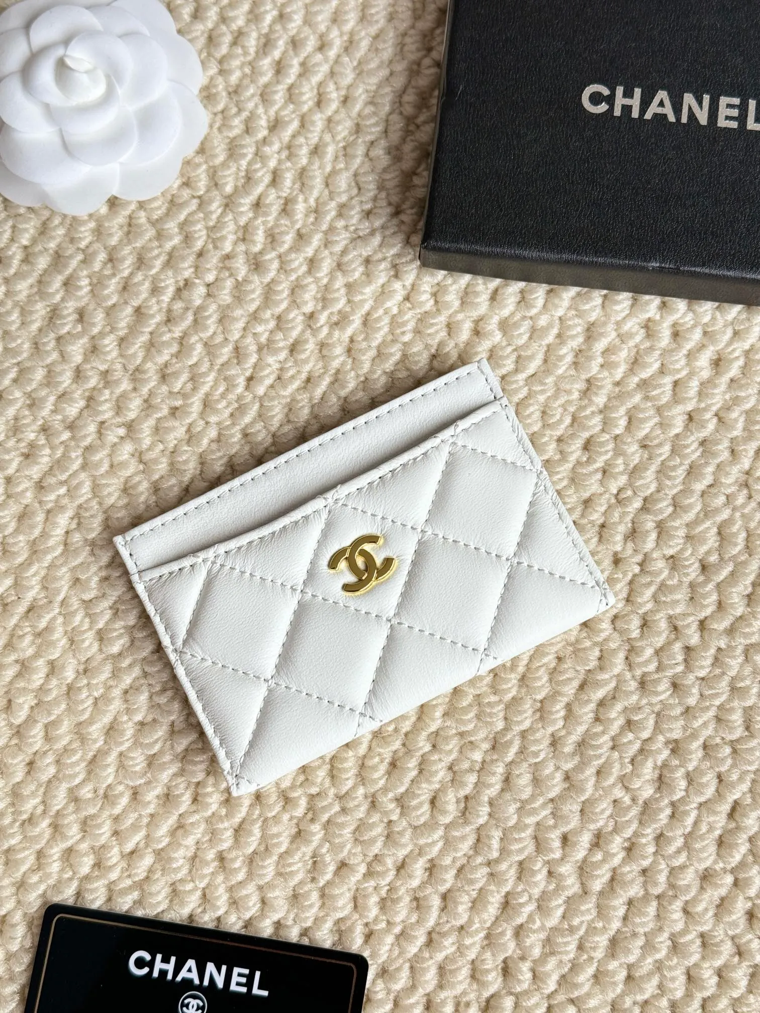 💰100Chanel Chanel counter classic card holder Model number: AP456 Made of sheepskin, a classic and timeless mini card holder. Super cute😍 Size: 7.5×11.2×0.5cm Fine workmanship and high-end quality