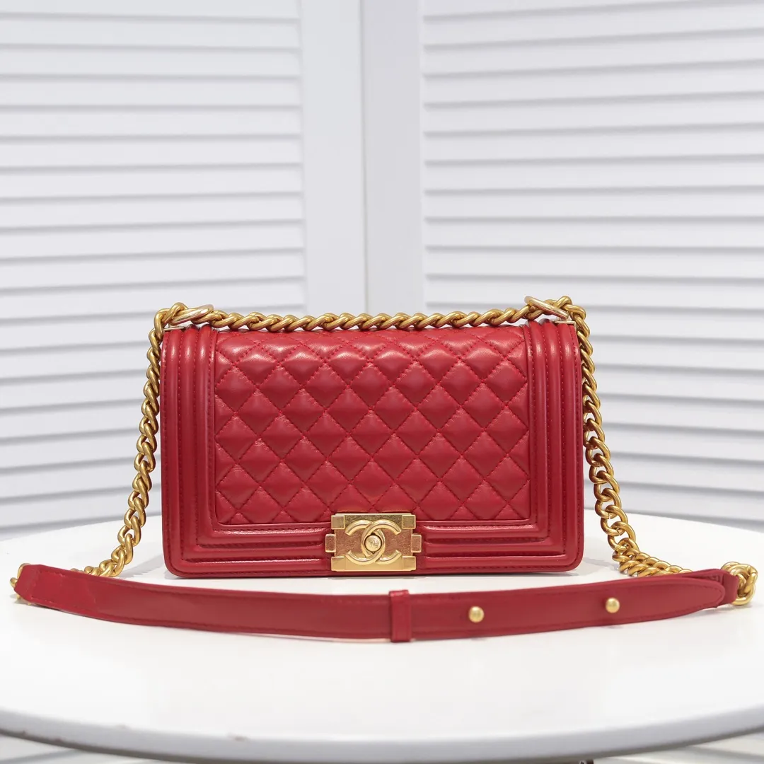 💰420￥ (Full sheepskin with original hardware) [Smile] Chanel Chanel 👑 Lambskin [Lightning] Thickened electroplated hardware accessories 🌈 The workmanship is comparable to the original order 💪 The bottom can be pinched and rebounded without trace, absolutely spot-on and real-life, fashionable and durable 💪💪 High-end quality, no pressure in and out of the drill cabinet 💏, size 25*15*8cm, style number: 67086 gold slip