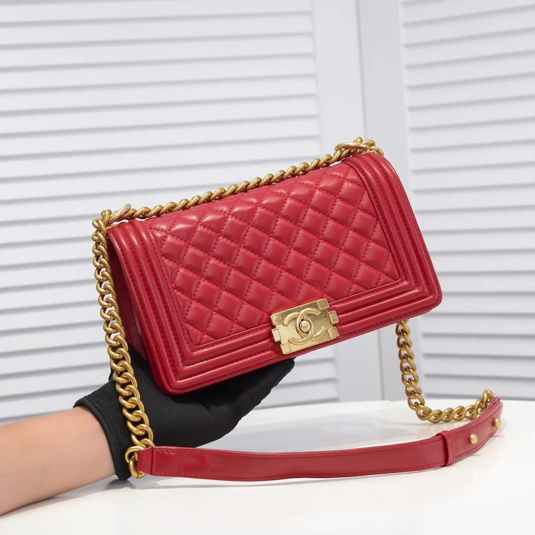💰420￥ (Full sheepskin with original hardware) [Smile] Chanel Chanel 👑 Lambskin [Lightning] Thickened electroplated hardware accessories 🌈 The workmanship is comparable to the original order 💪 The bottom can be pinched and rebounded without trace, absolutely spot-on and real-life, fashionable and durable 💪💪 High-end quality, no pressure in and out of the drill cabinet 💏, size 25*15*8cm, style number: 67086 gold slip