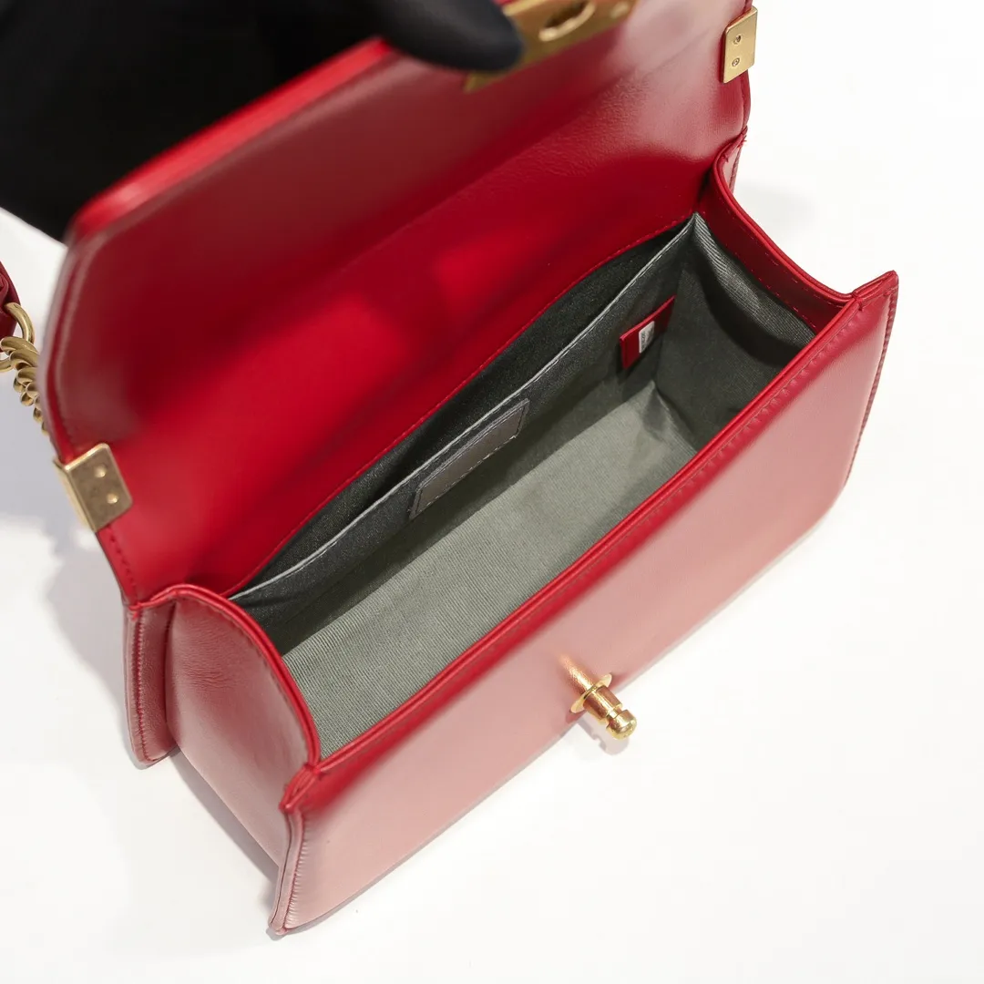 💰420￥ (Full sheepskin with original hardware) [Smile] Chanel Chanel 👑 Lambskin [Lightning] Thickened electroplated hardware accessories 🌈 The workmanship is comparable to the original order 💪 The bottom can be pinched and rebounded without trace, absolutely spot-on and real-life, fashionable and durable 💪💪 High-end quality, no pressure in and out of the drill cabinet 💏, size 25*15*8cm, style number: 67086 gold slip
