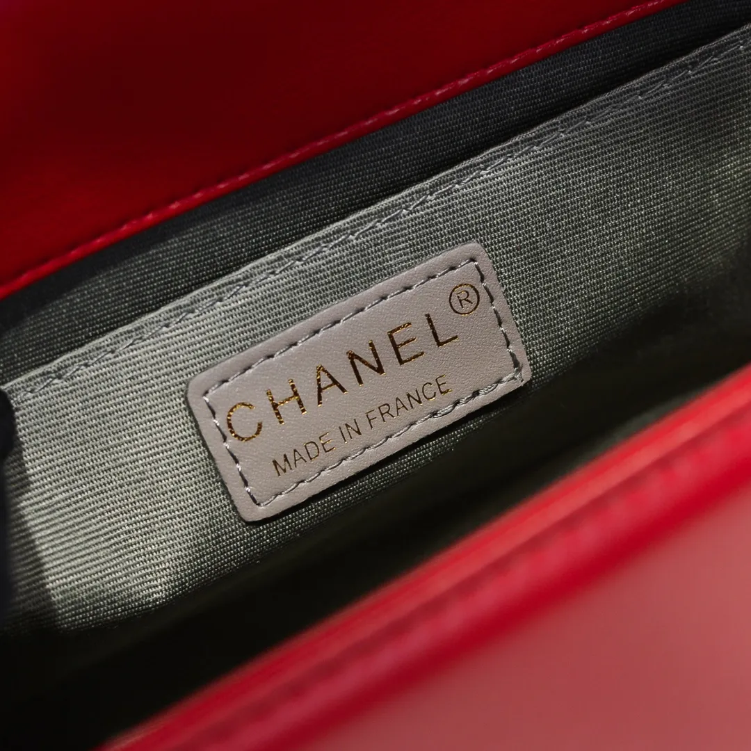 💰420￥ (Full sheepskin with original hardware) [Smile] Chanel Chanel 👑 Lambskin [Lightning] Thickened electroplated hardware accessories 🌈 The workmanship is comparable to the original order 💪 The bottom can be pinched and rebounded without trace, absolutely spot-on and real-life, fashionable and durable 💪💪 High-end quality, no pressure in and out of the drill cabinet 💏, size 25*15*8cm, style number: 67086 gold slip